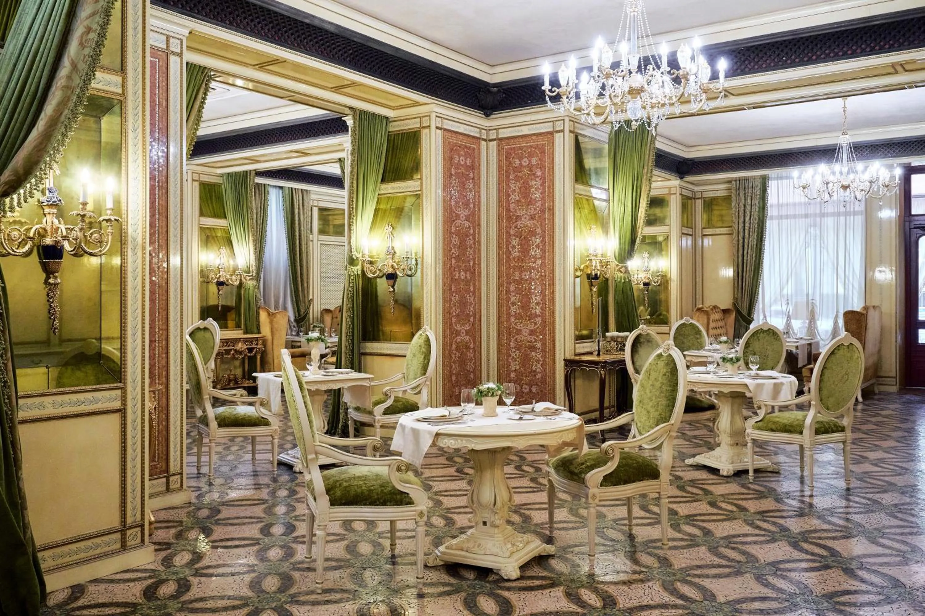 Restaurant/places to eat in Hotel Bristol