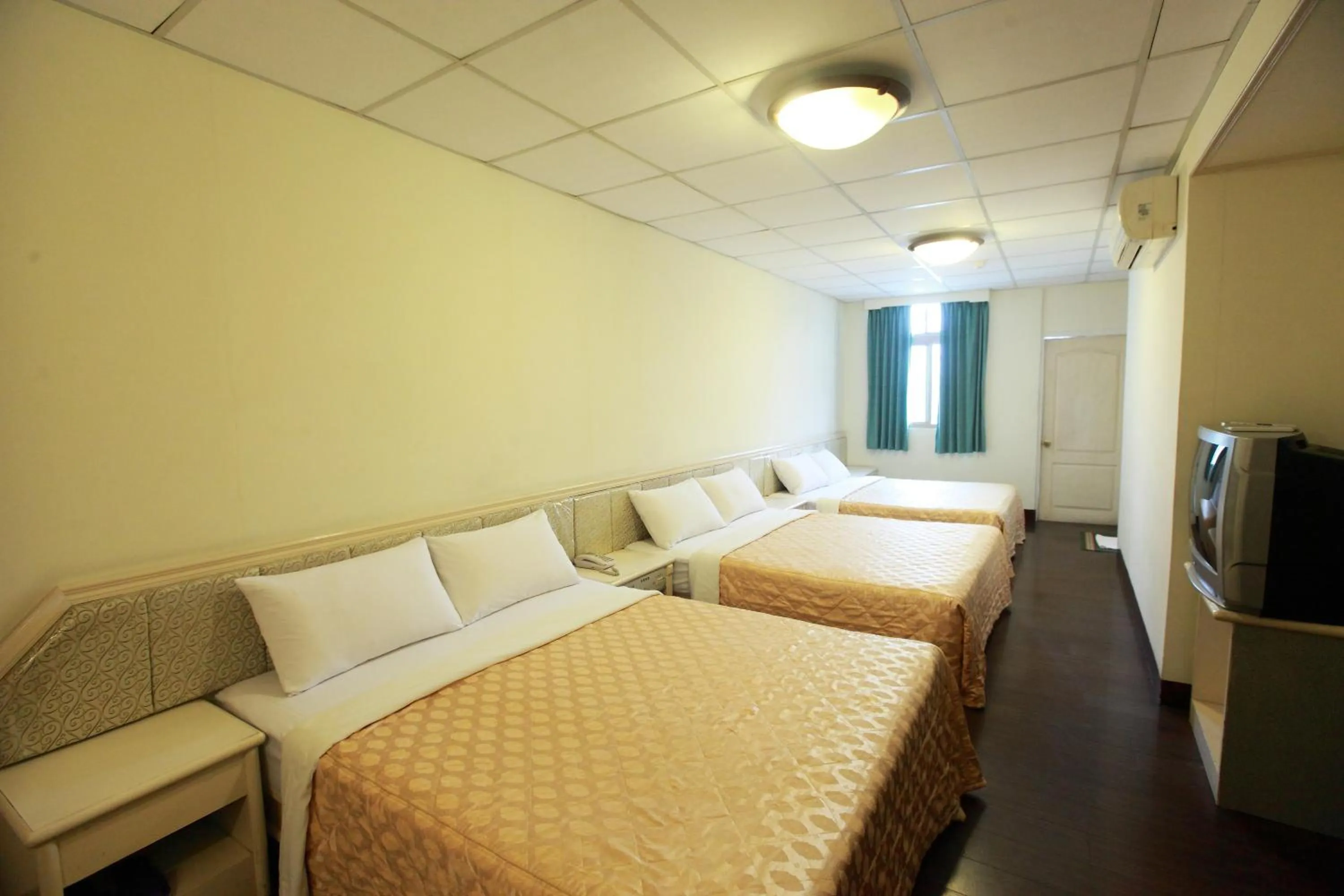 Photo of the whole room, Bed in Yong Qi Hotel