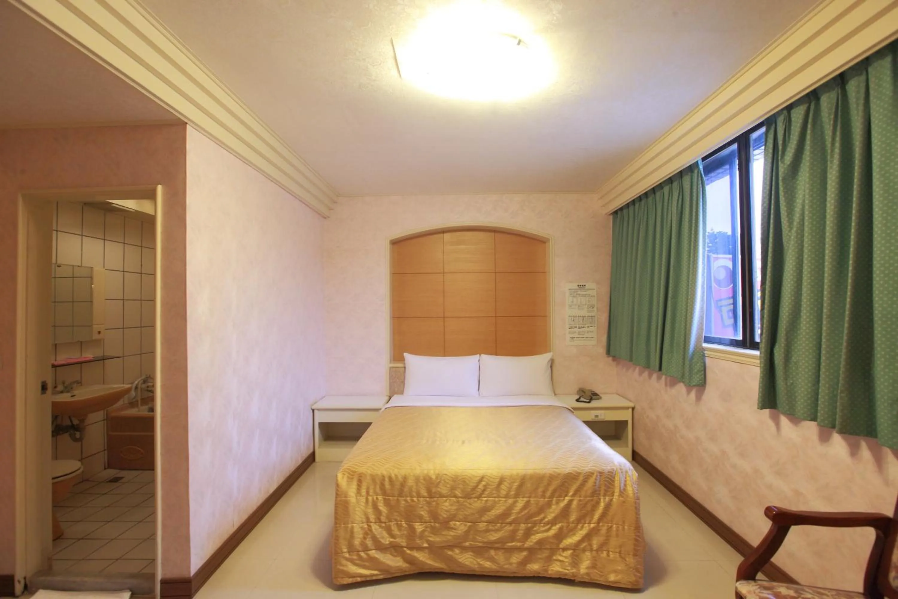 Photo of the whole room, Bed in Yong Qi Hotel