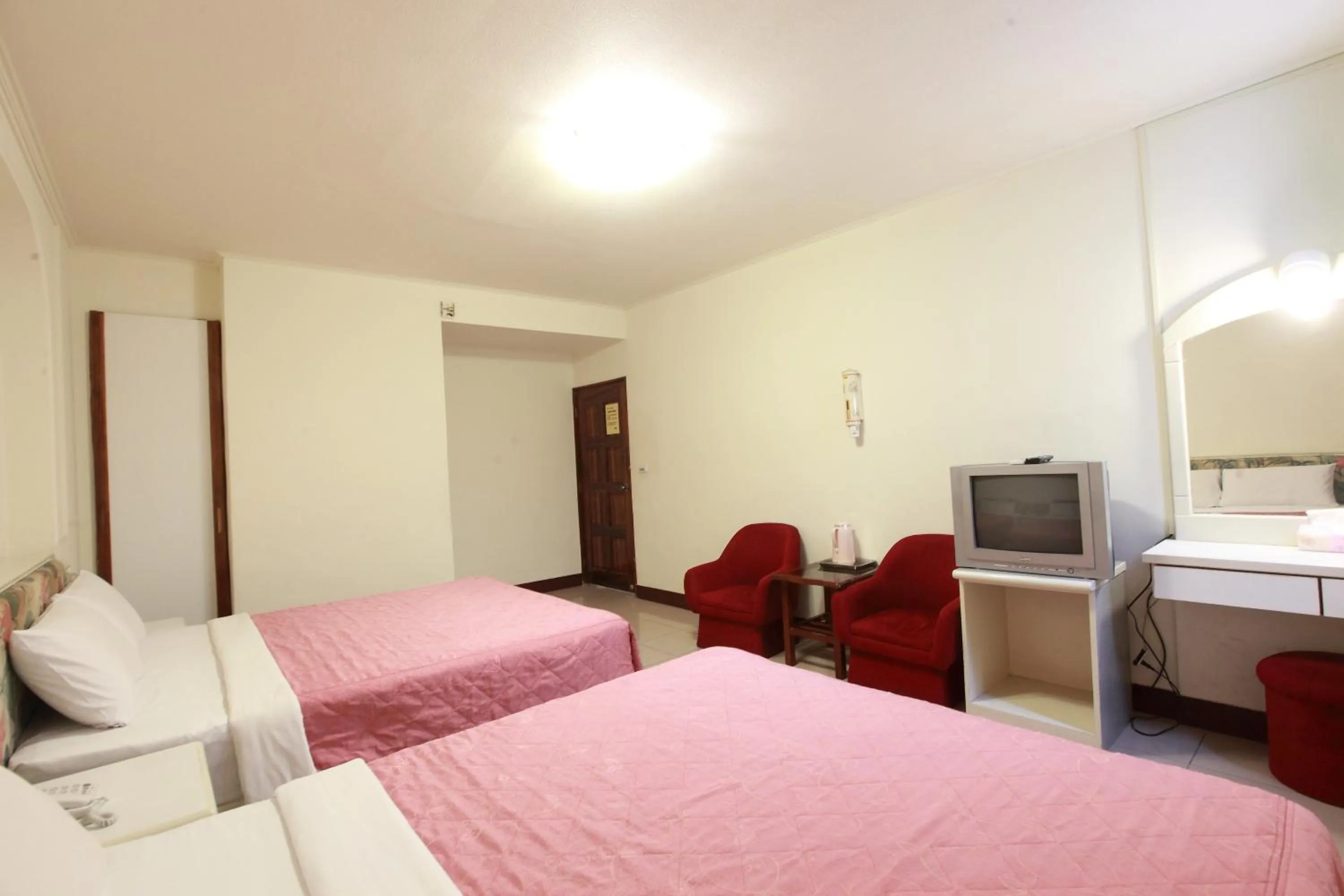 Photo of the whole room, Bed in Yong Qi Hotel