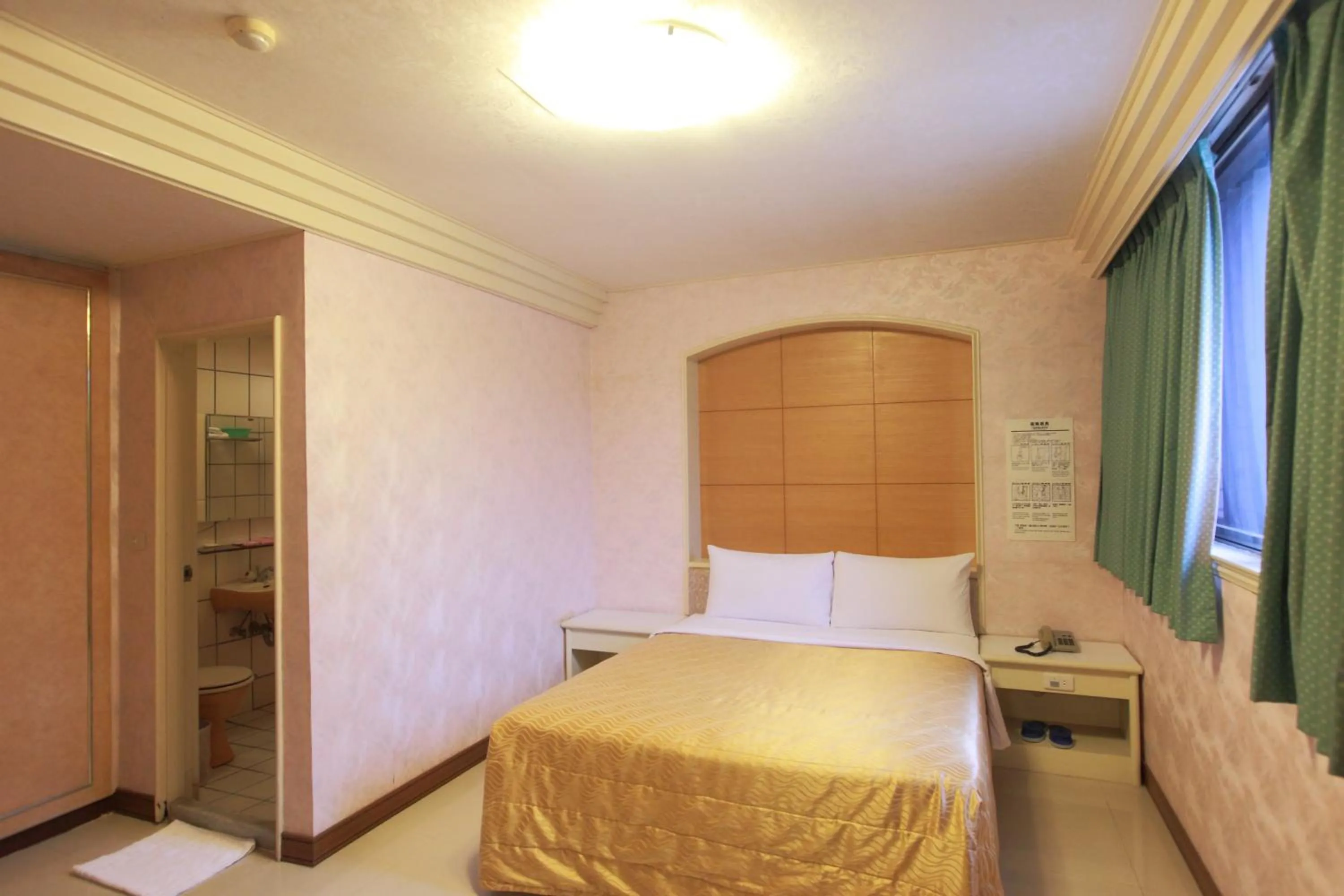 Photo of the whole room, Bed in Yong Qi Hotel