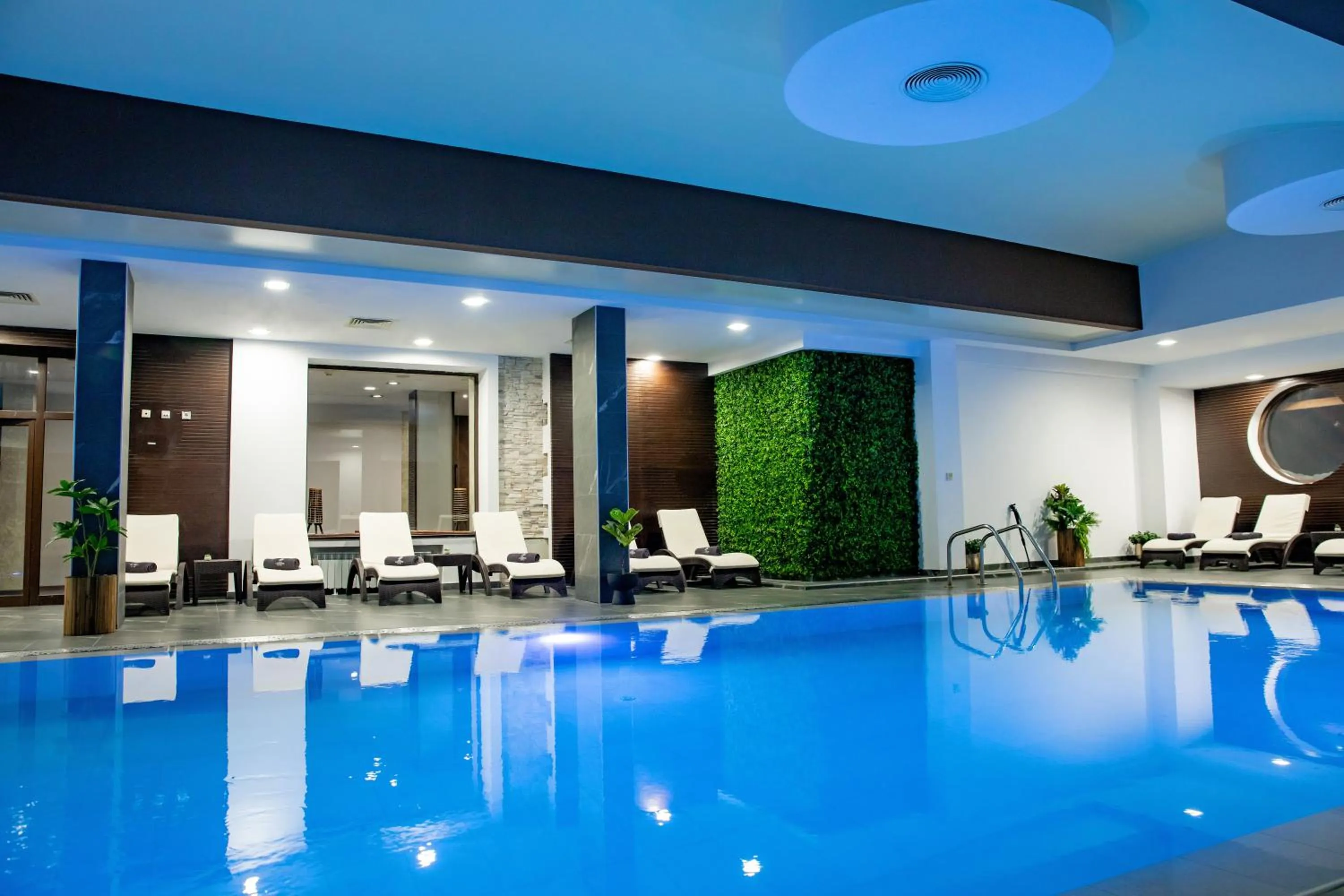 Swimming pool in Murite Park Hotel