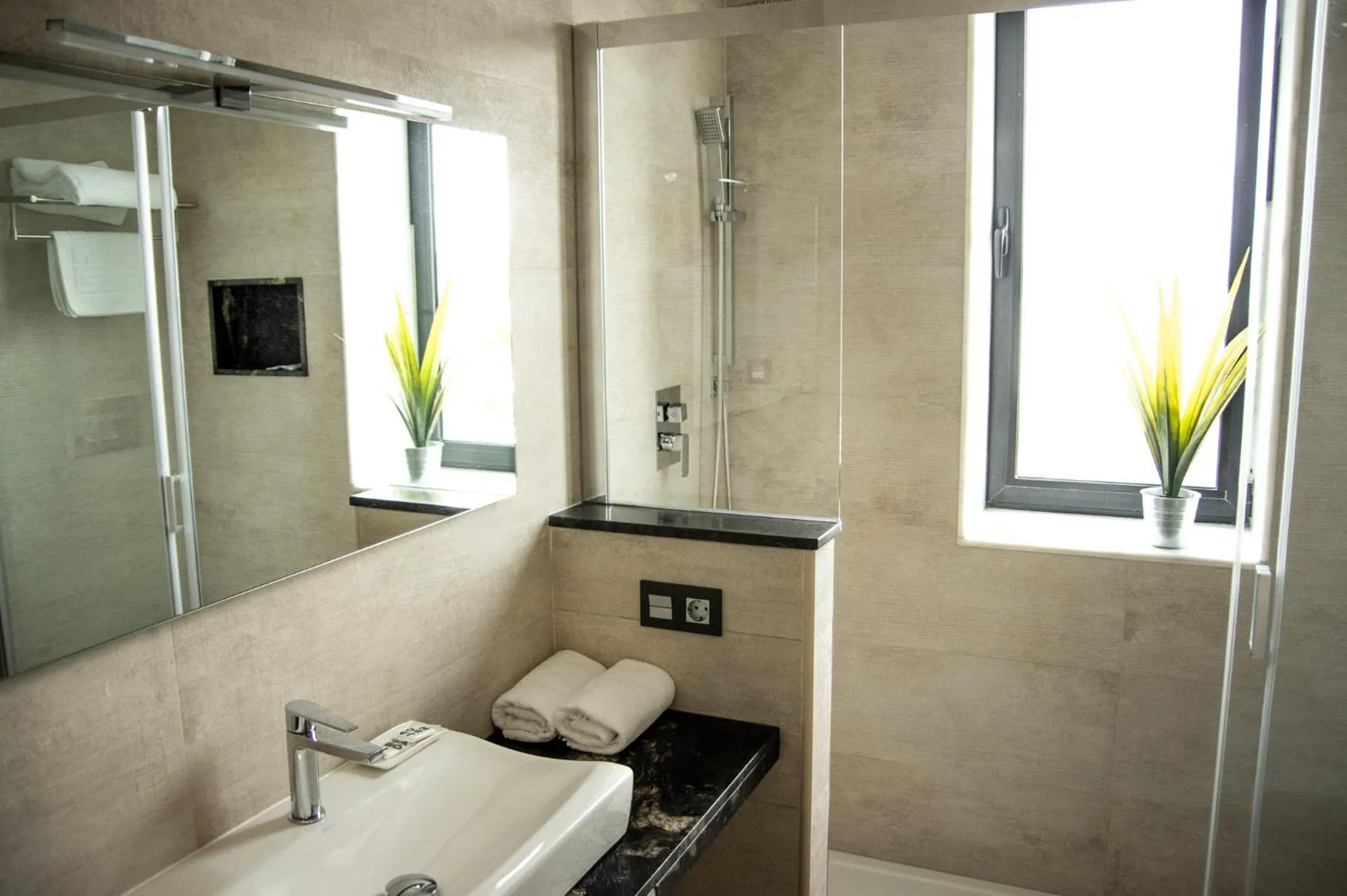 Shower in Hotel Paraiso Granada