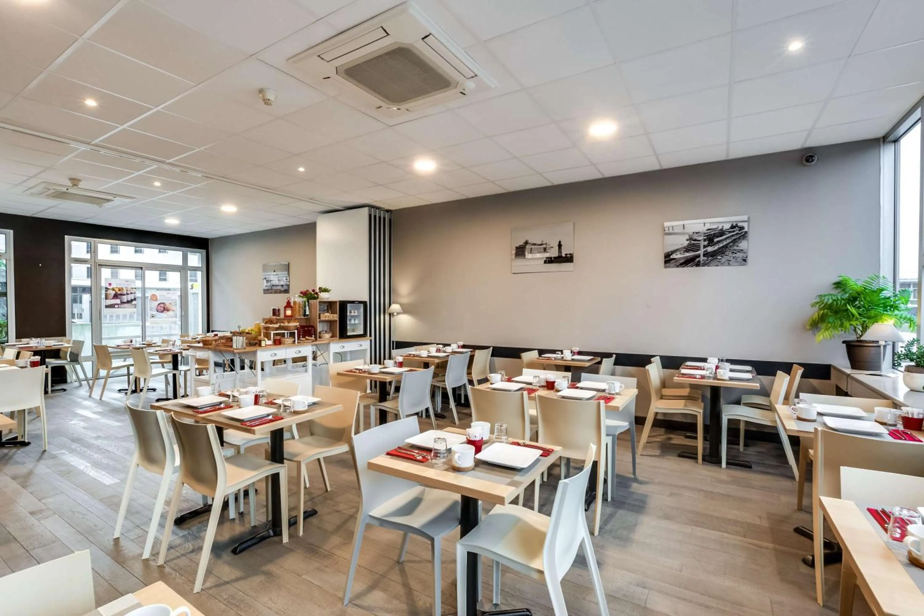 Breakfast in Brit Hotel Saint-Nazaire Centre