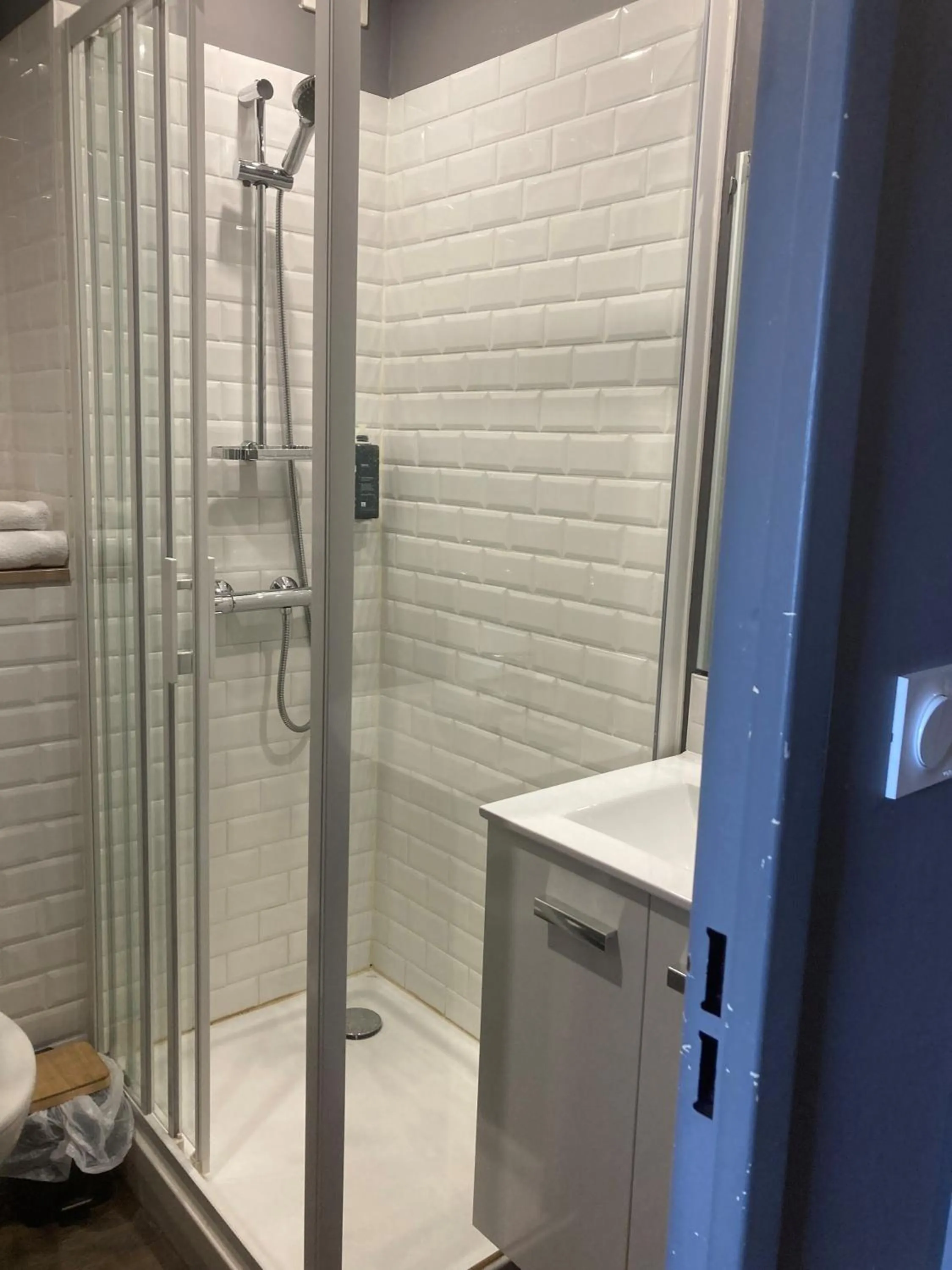 Bathroom in Brit Hotel Saint-Nazaire Centre