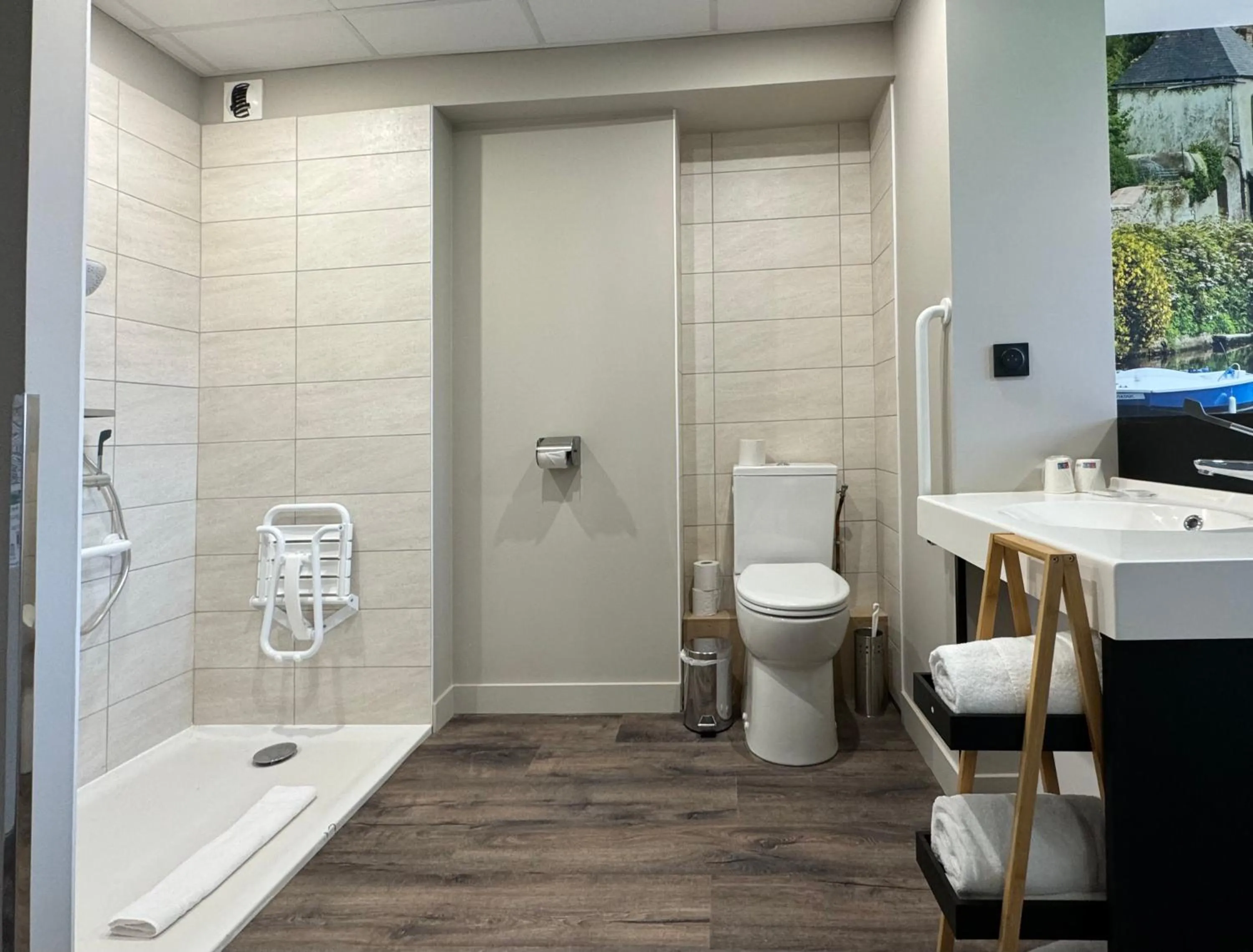 Bathroom in Brit Hotel Saint-Nazaire Centre