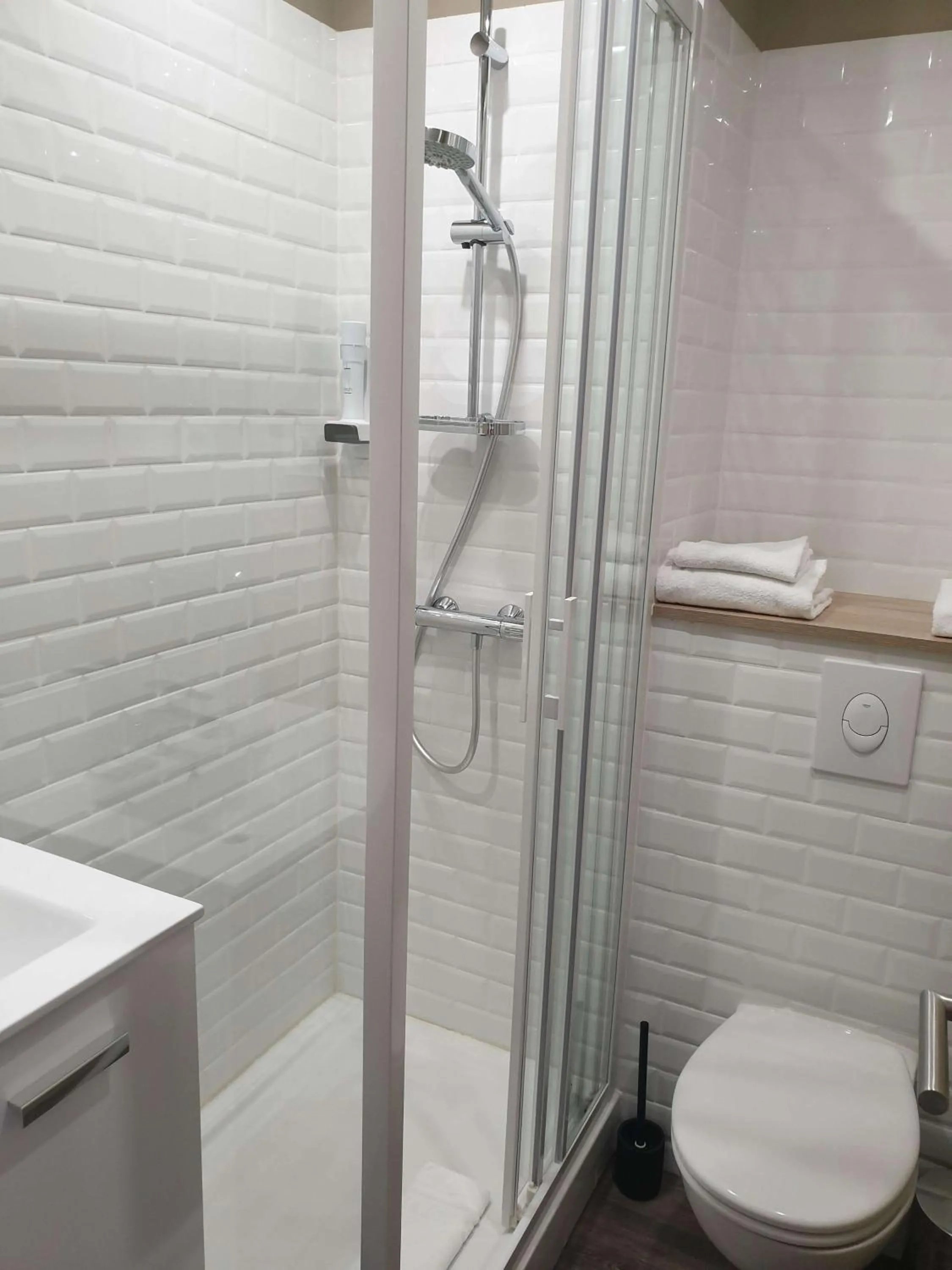 Bathroom in Brit Hotel Saint-Nazaire Centre