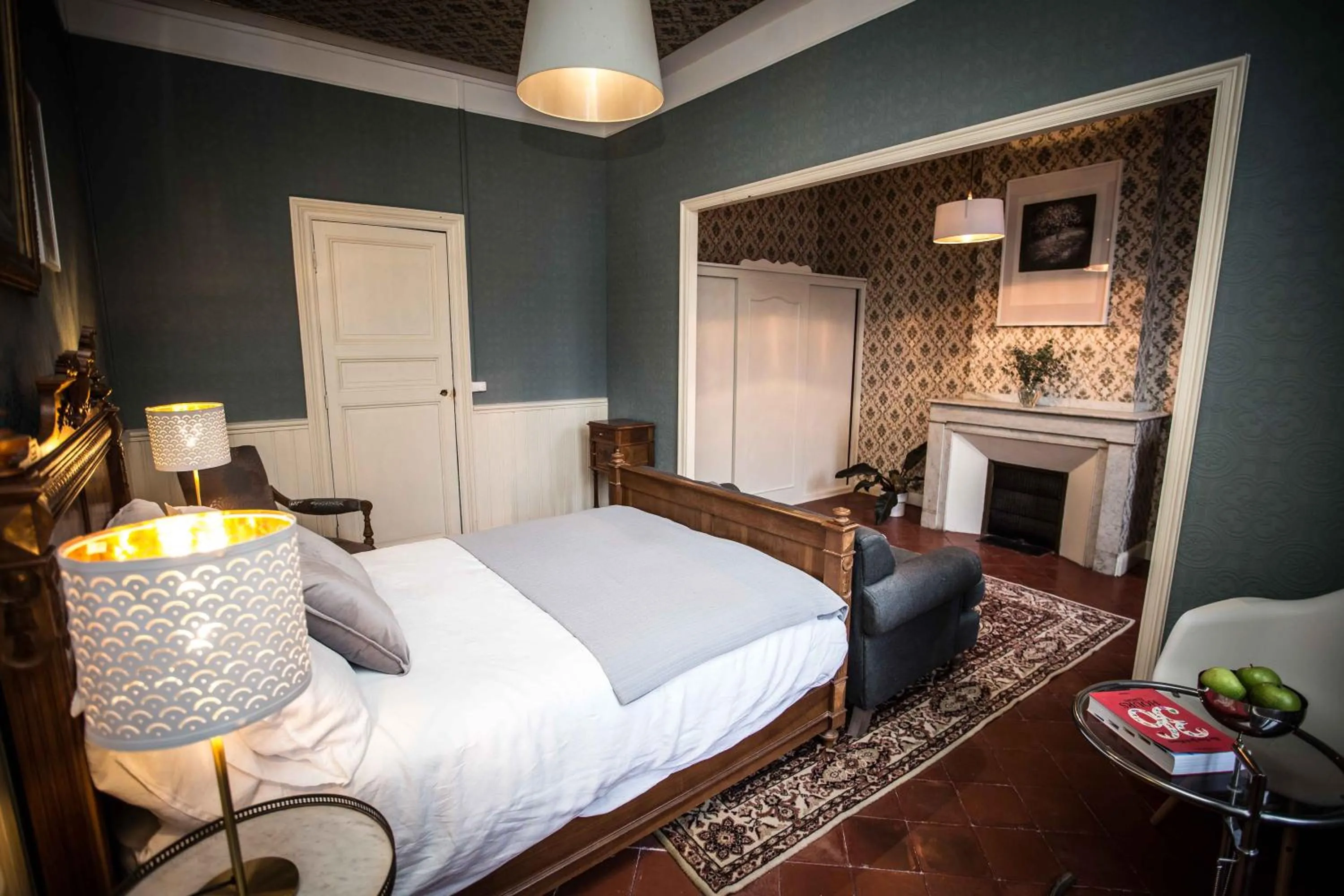 Photo of the whole room, Bed in Carcassonne Townhouse