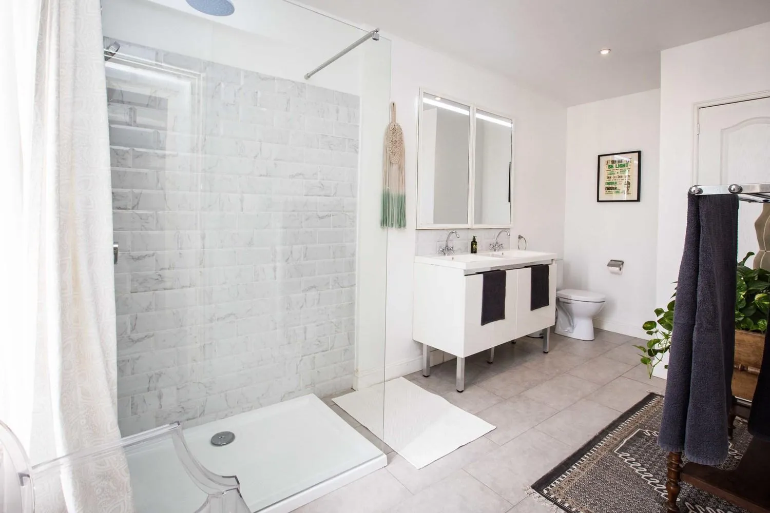 Bathroom in Carcassonne Townhouse