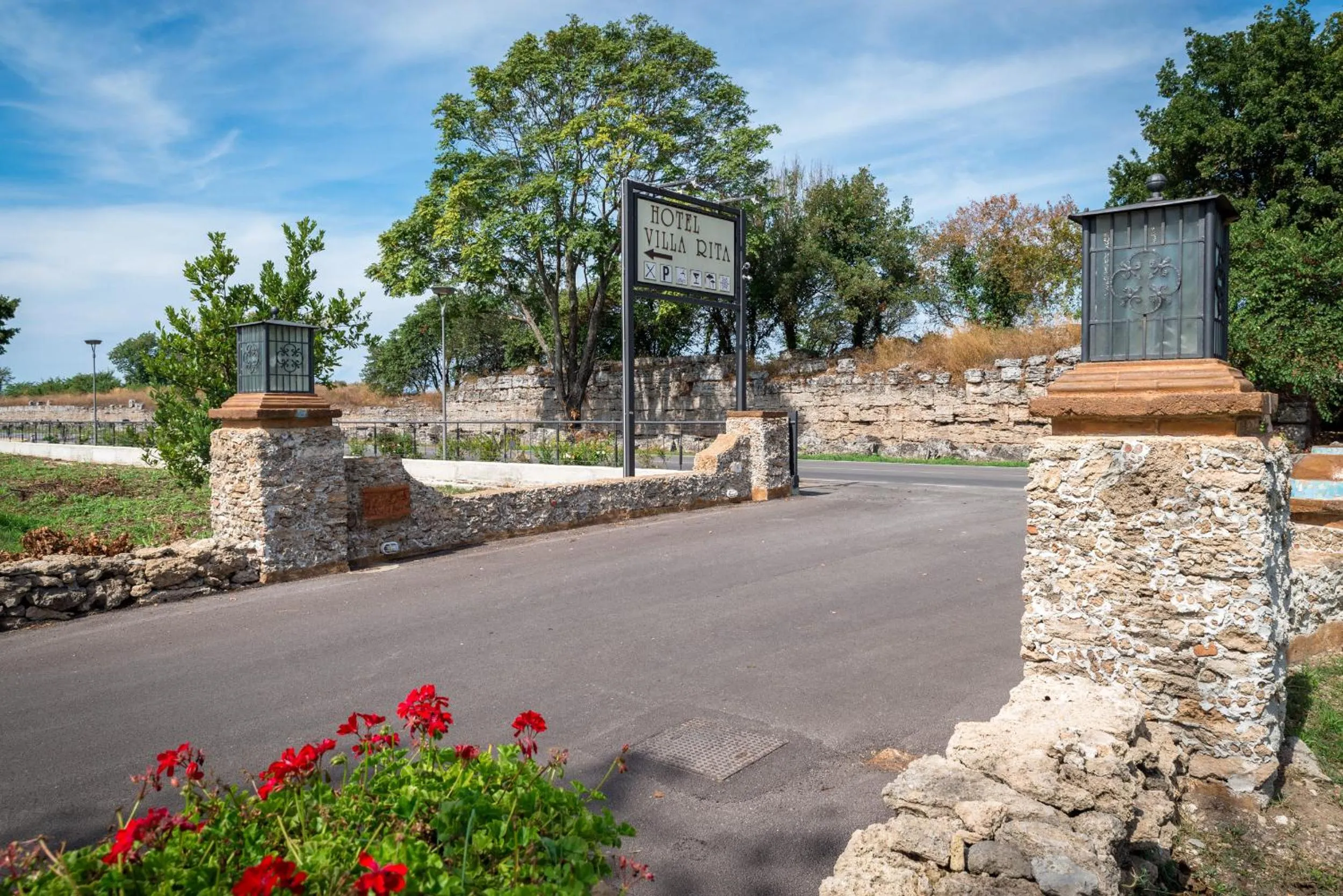 Facade/entrance in Hotel Villa Rita