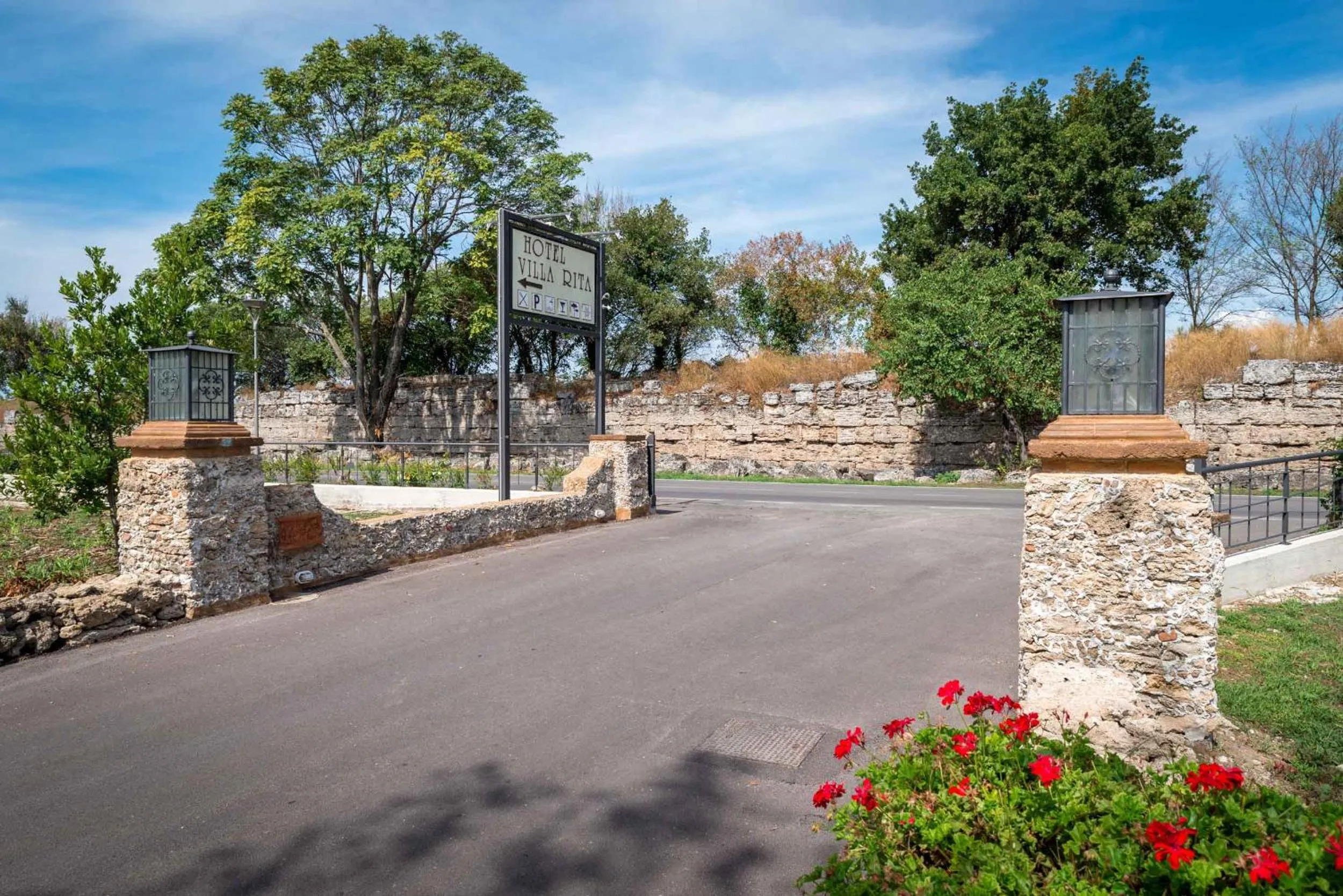 Facade/entrance in Hotel Villa Rita