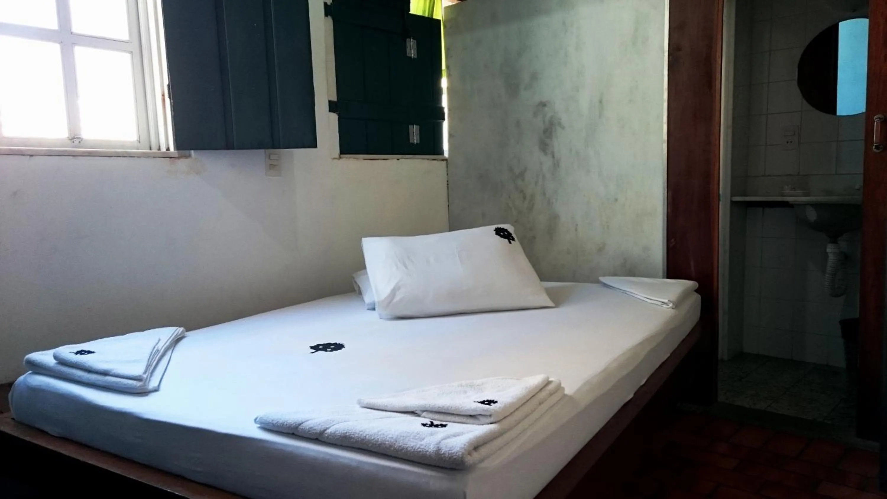 Bathroom, Bed in Laranjeiras Hostel