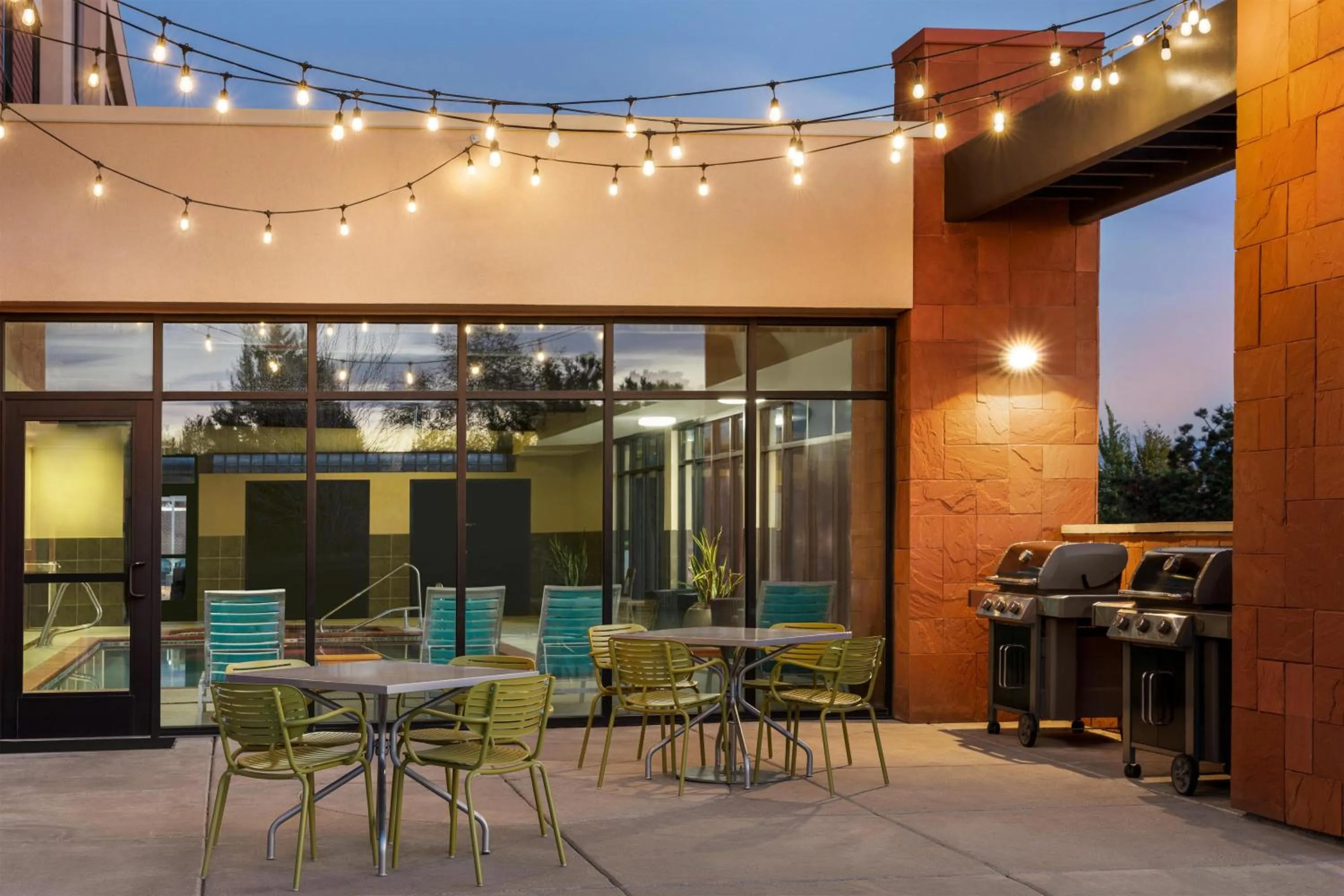 Dining area in Home2 Suites by Hilton Salt Lake City/Layton