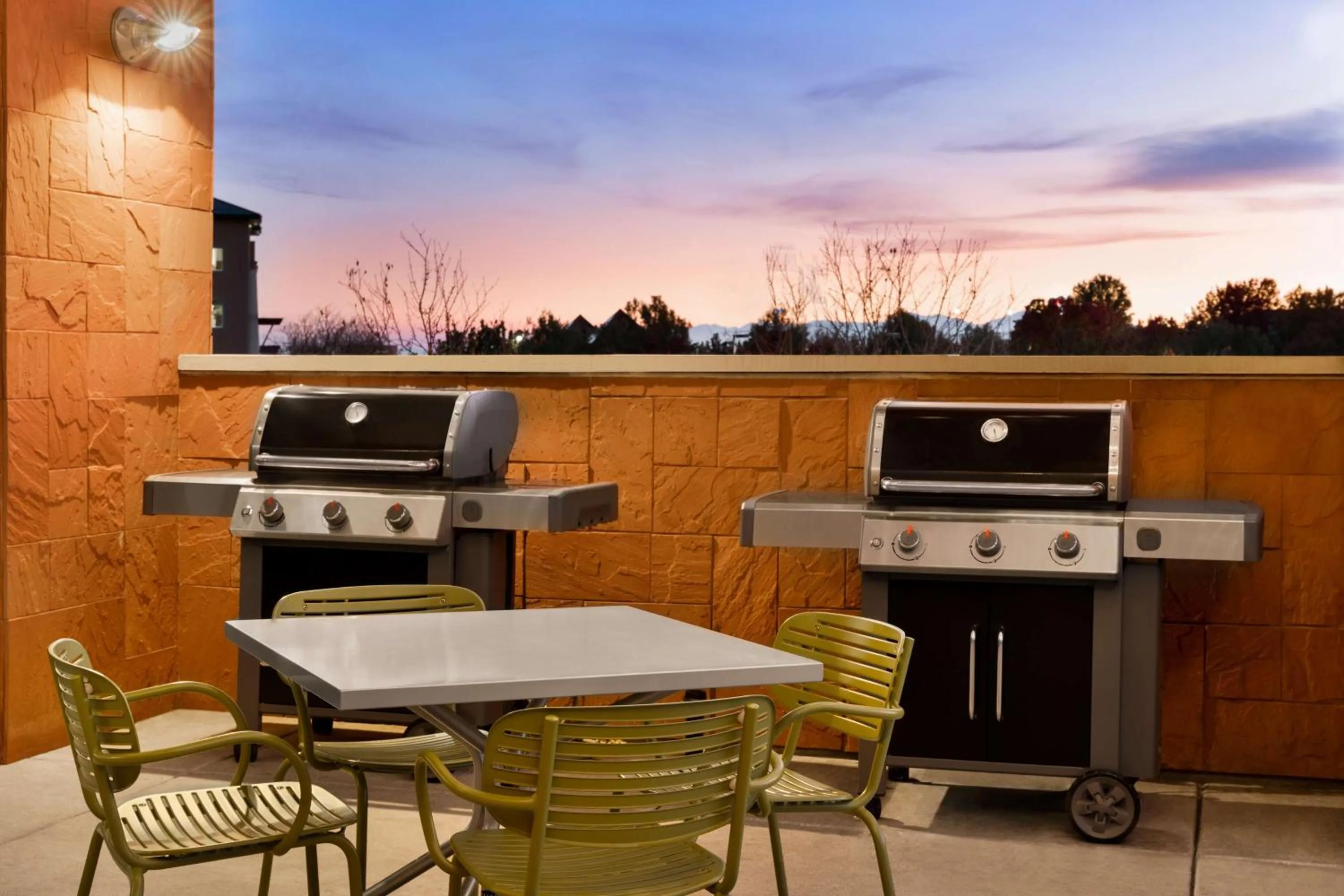 Dining area in Home2 Suites by Hilton Salt Lake City/Layton