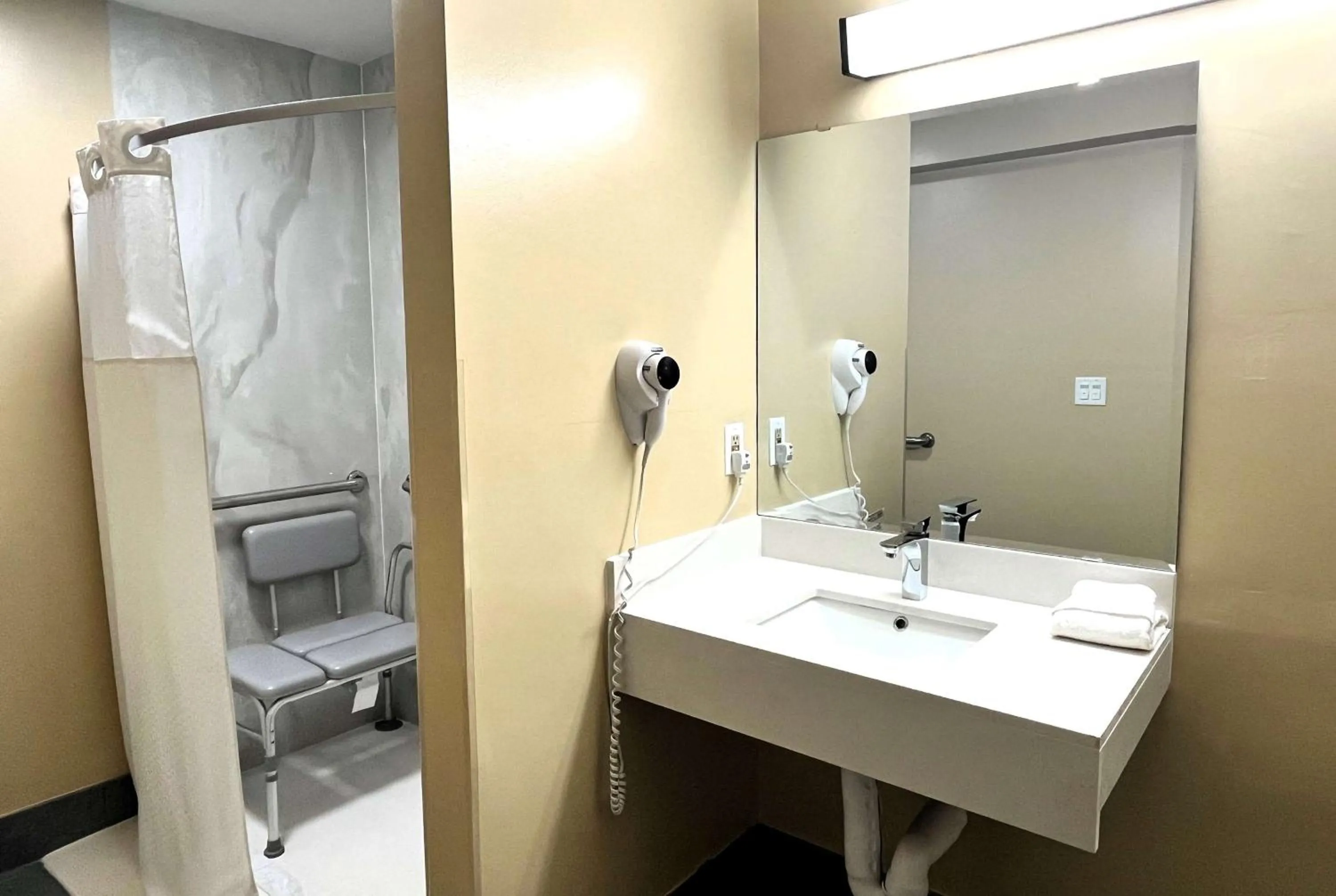 TV and multimedia in Super 8 by Wyndham Lafayette