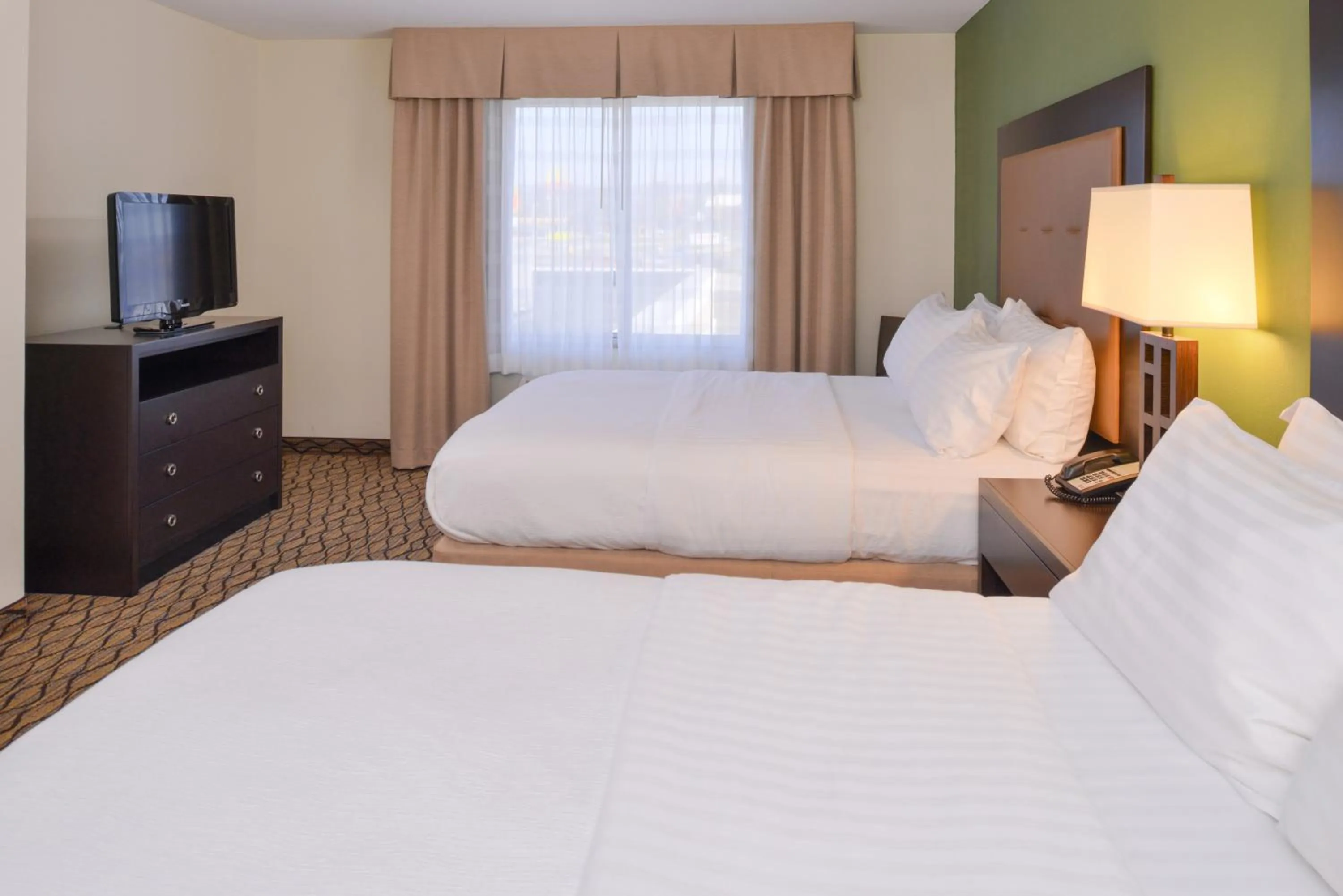 Photo of the whole room, Bed in Holiday Inn Poplar Bluff by IHG