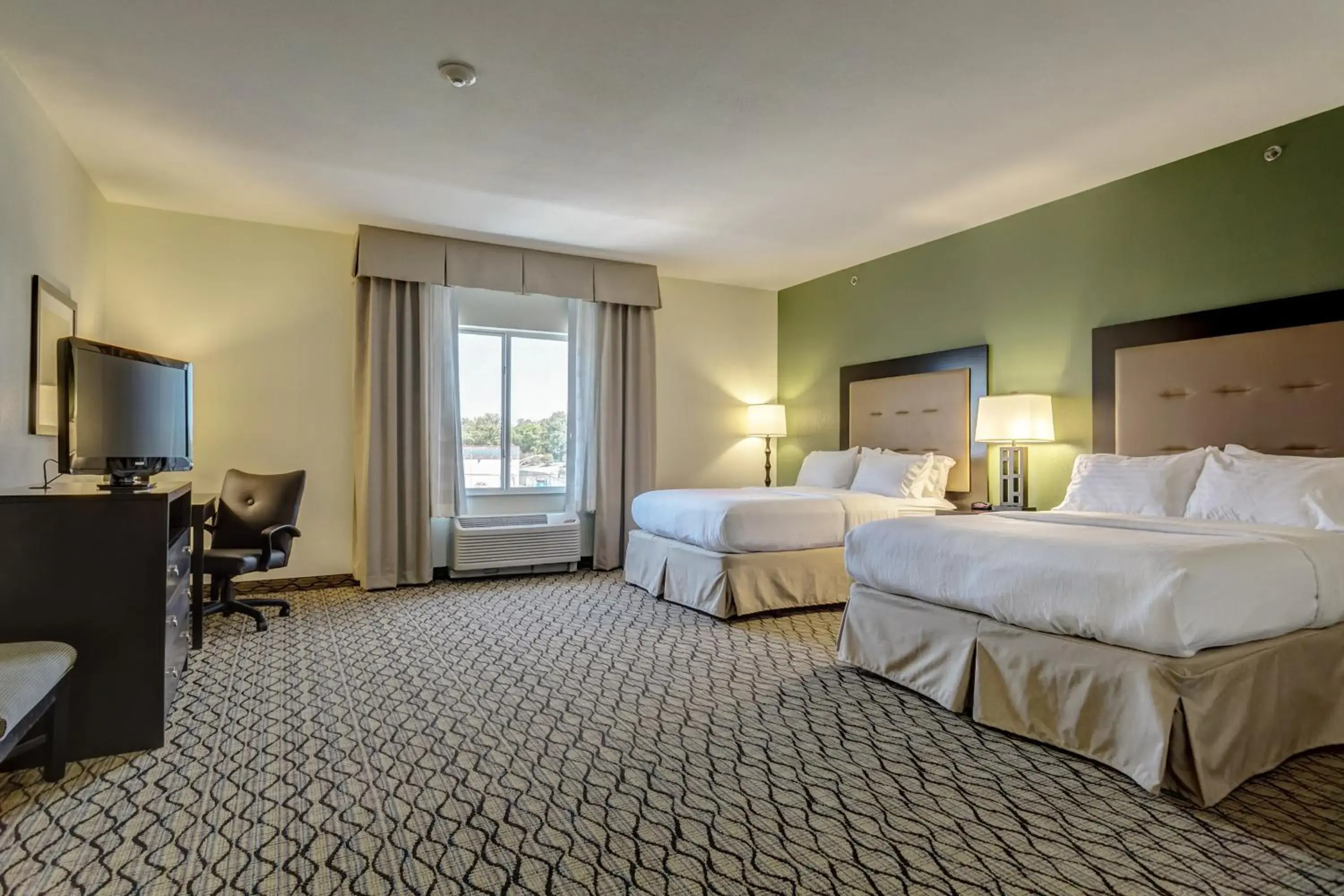 Standard Queen Room with Two Queen Beds in Holiday Inn Poplar Bluff by IHG Standard Queen Room with Two Queen Beds in Holiday Inn Poplar Bluff by IHG