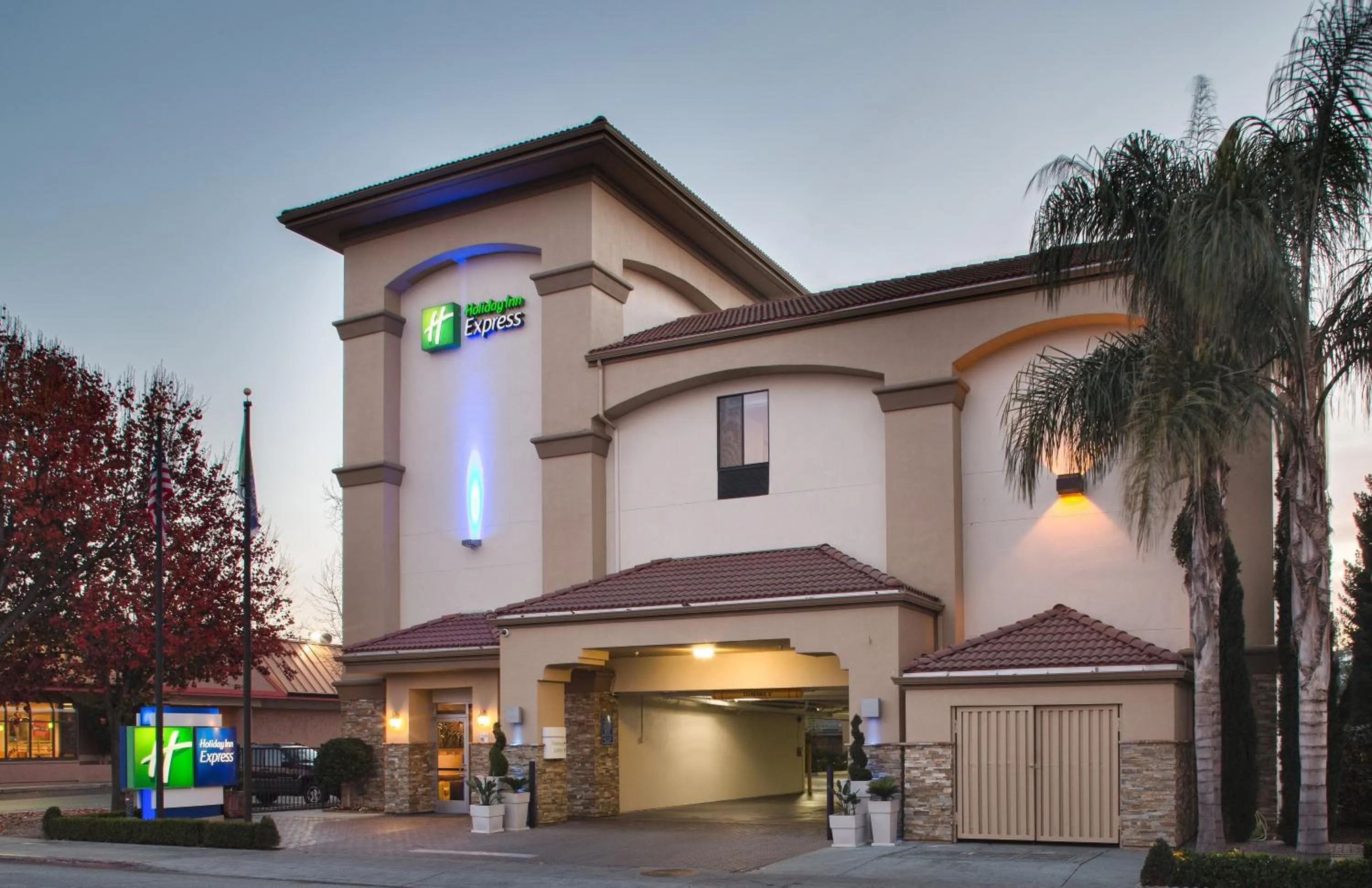 Property building in Holiday Inn Express Redwood City Central by IHG