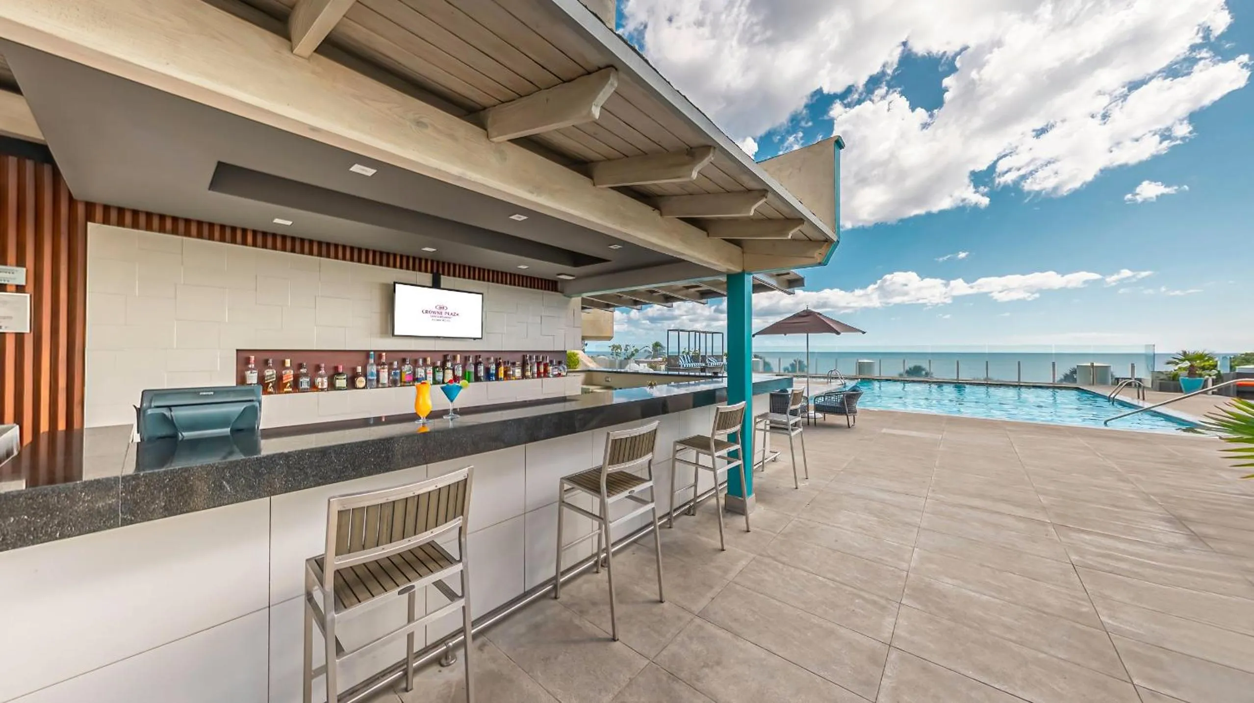 Lounge or bar in Crowne Plaza Santo Domingo by IHG