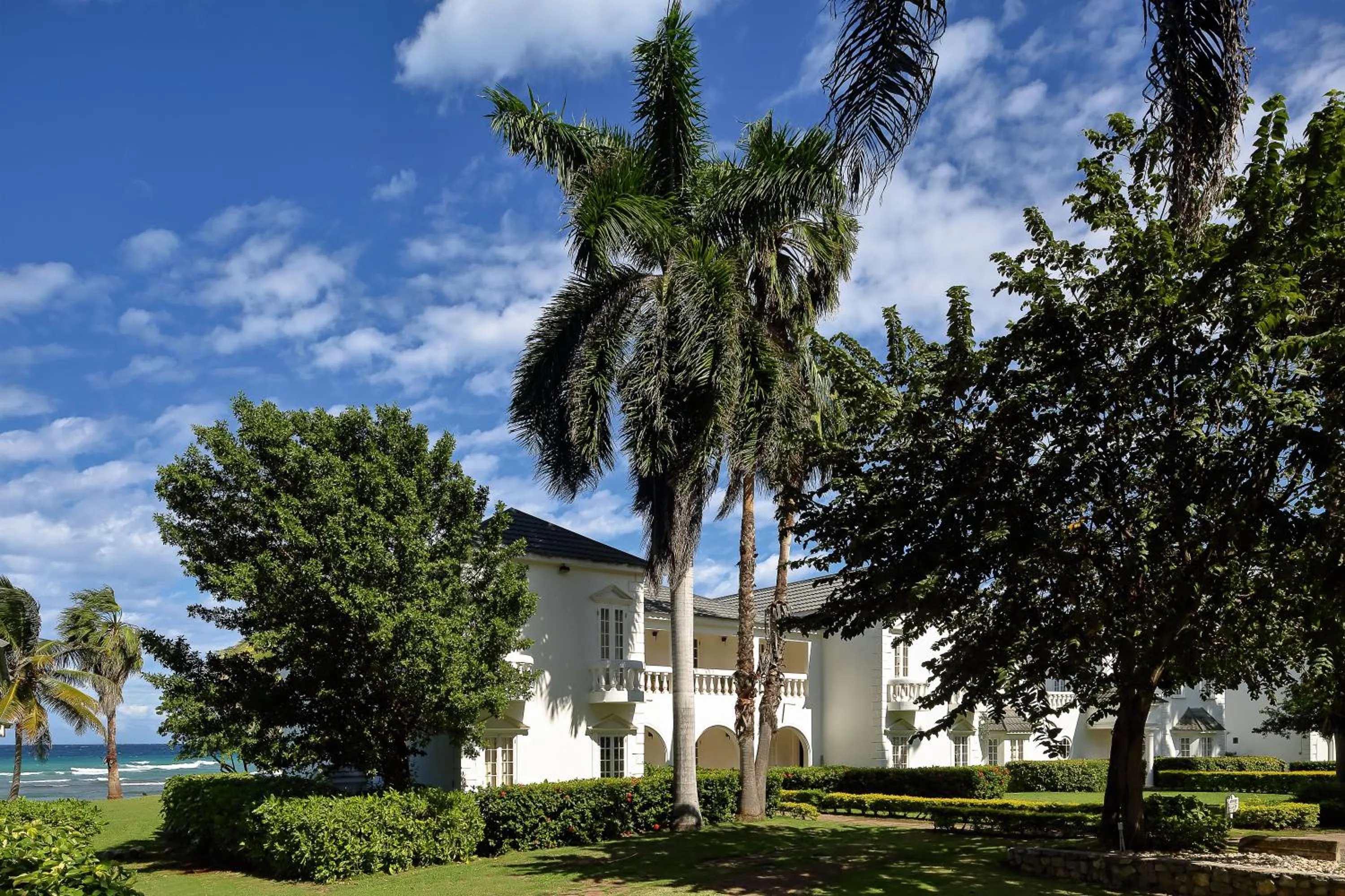 Facade/entrance in Half Moon