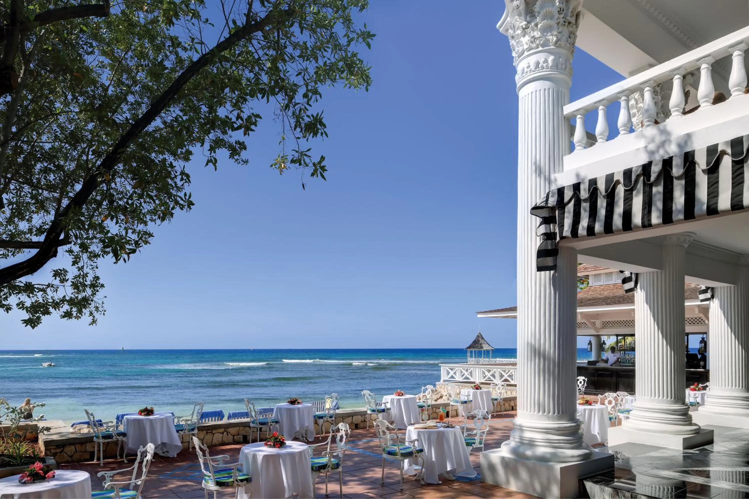 Lounge or bar in Half Moon