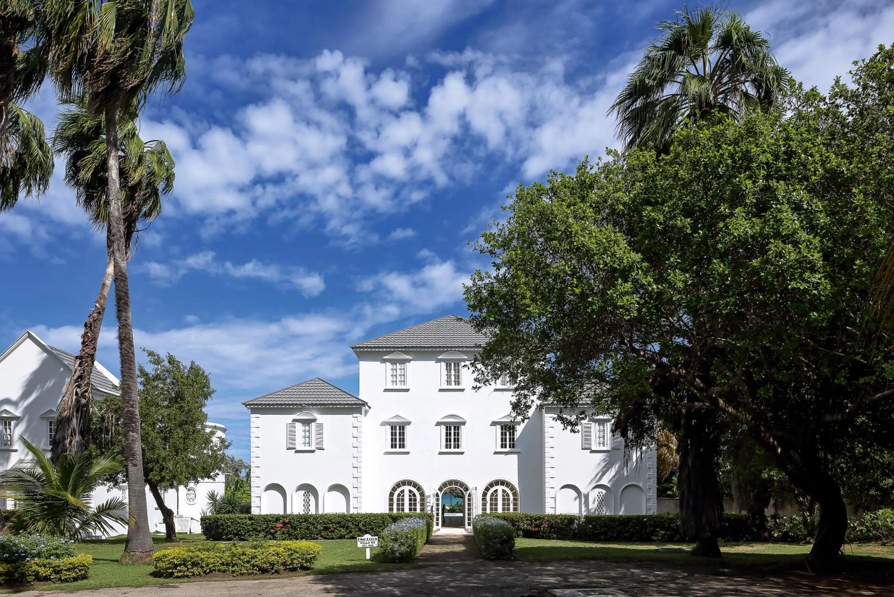 Photo of the whole room in Half Moon