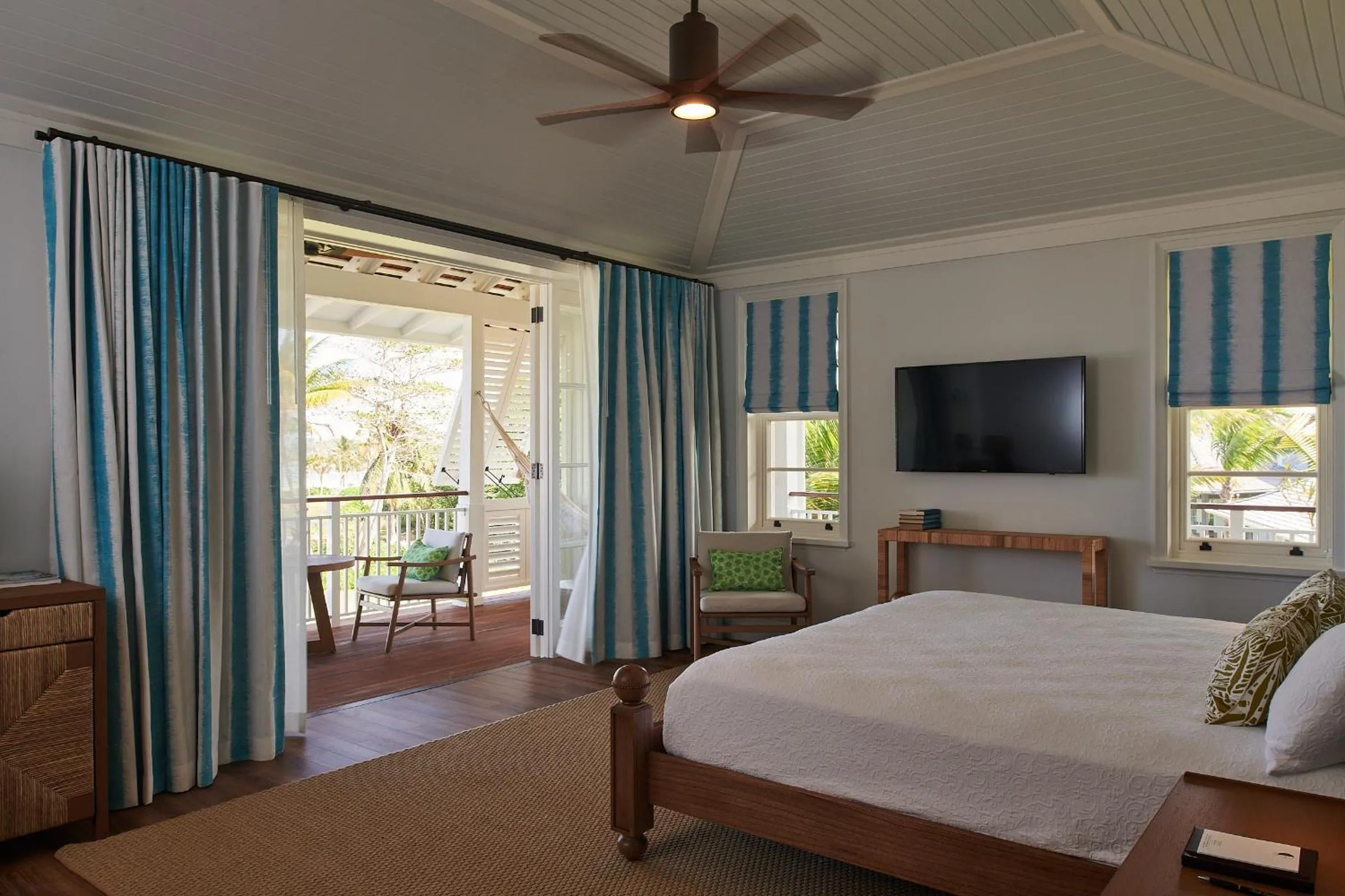 Shower, Bed in Half Moon