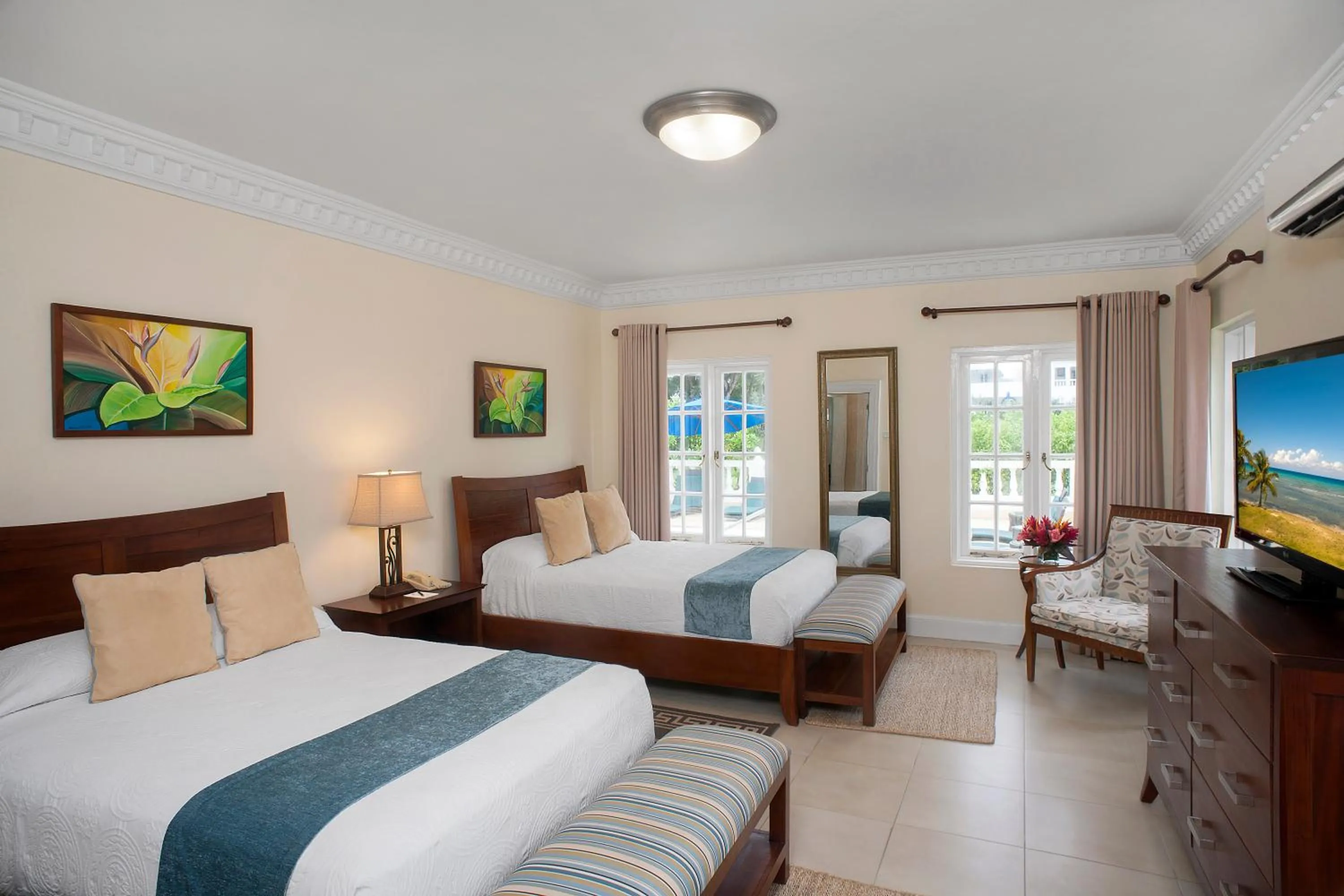 Photo of the whole room, Bed in Half Moon