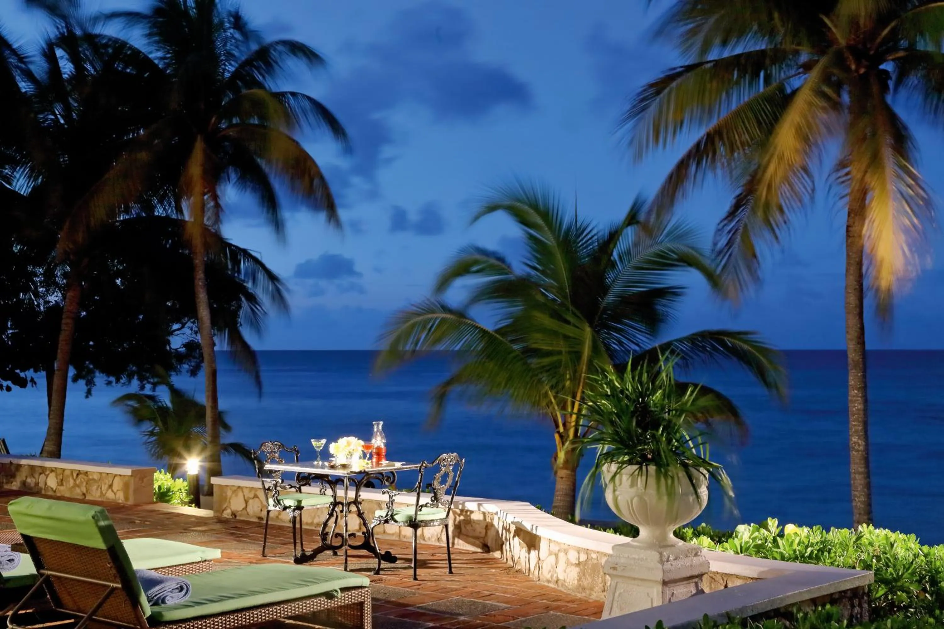 Lounge or bar in Half Moon