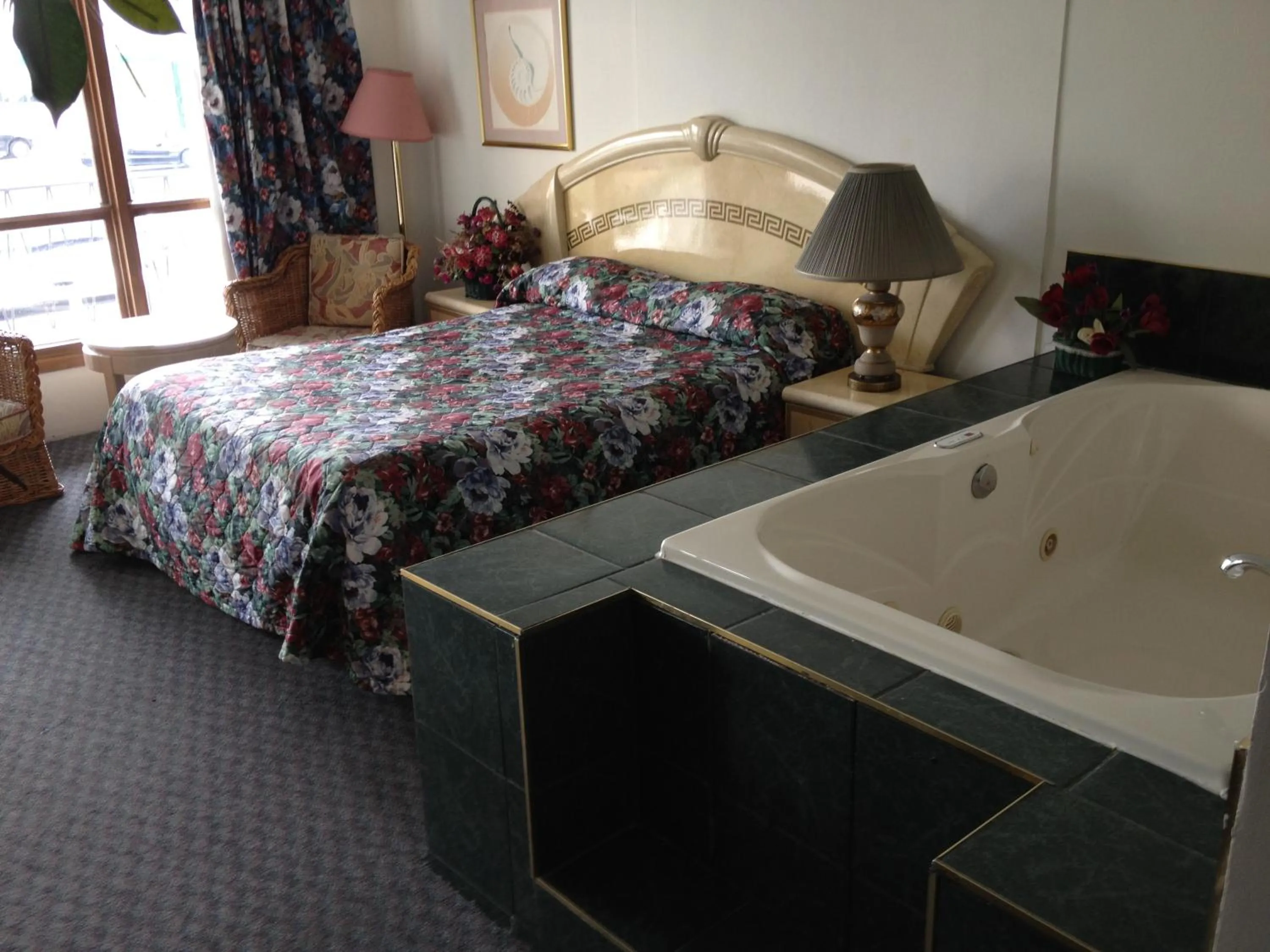 Bedroom, Bed in Rainbow Motor Inn - Fallsview