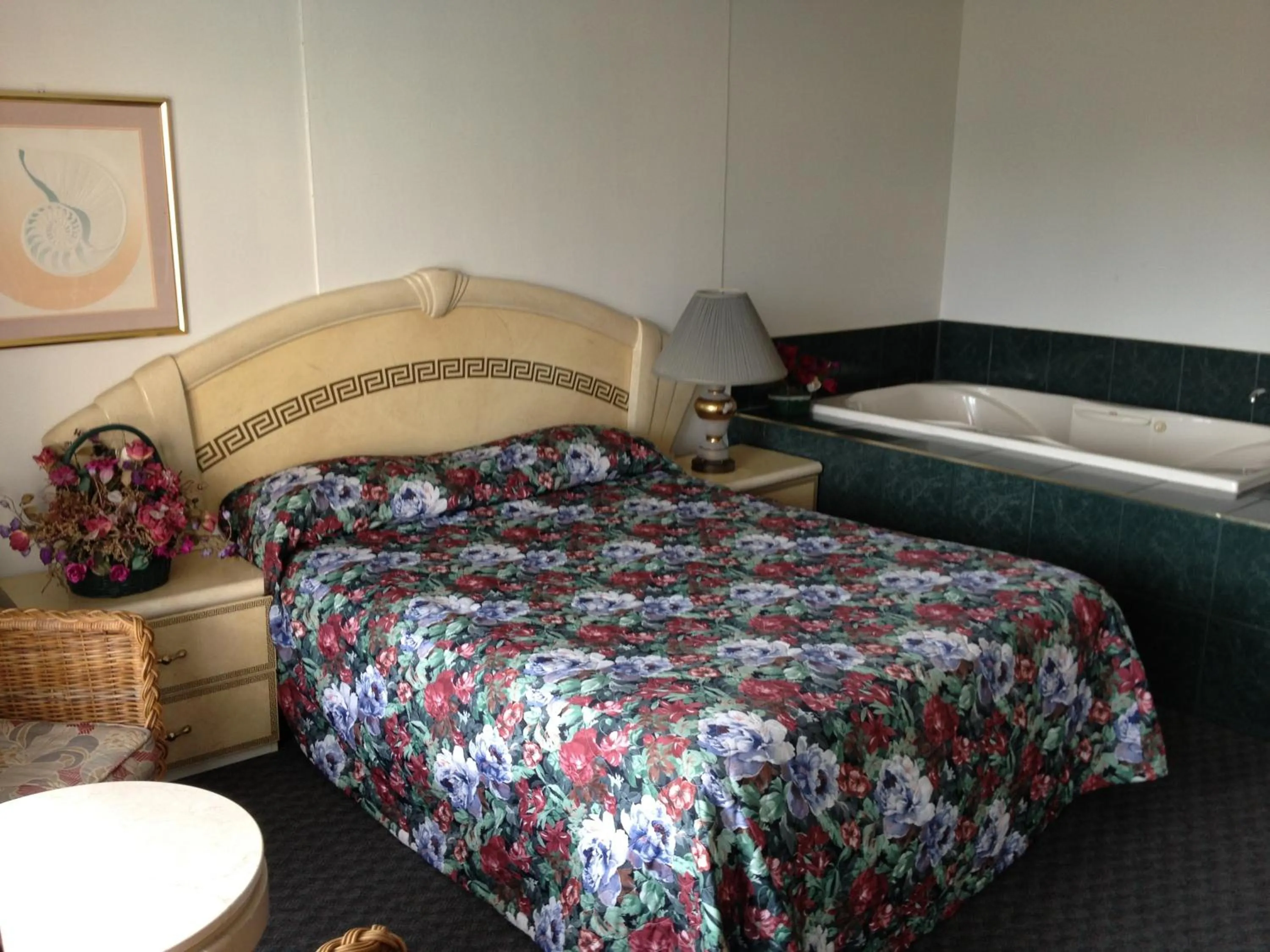 Bedroom, Bed in Rainbow Motor Inn - Fallsview