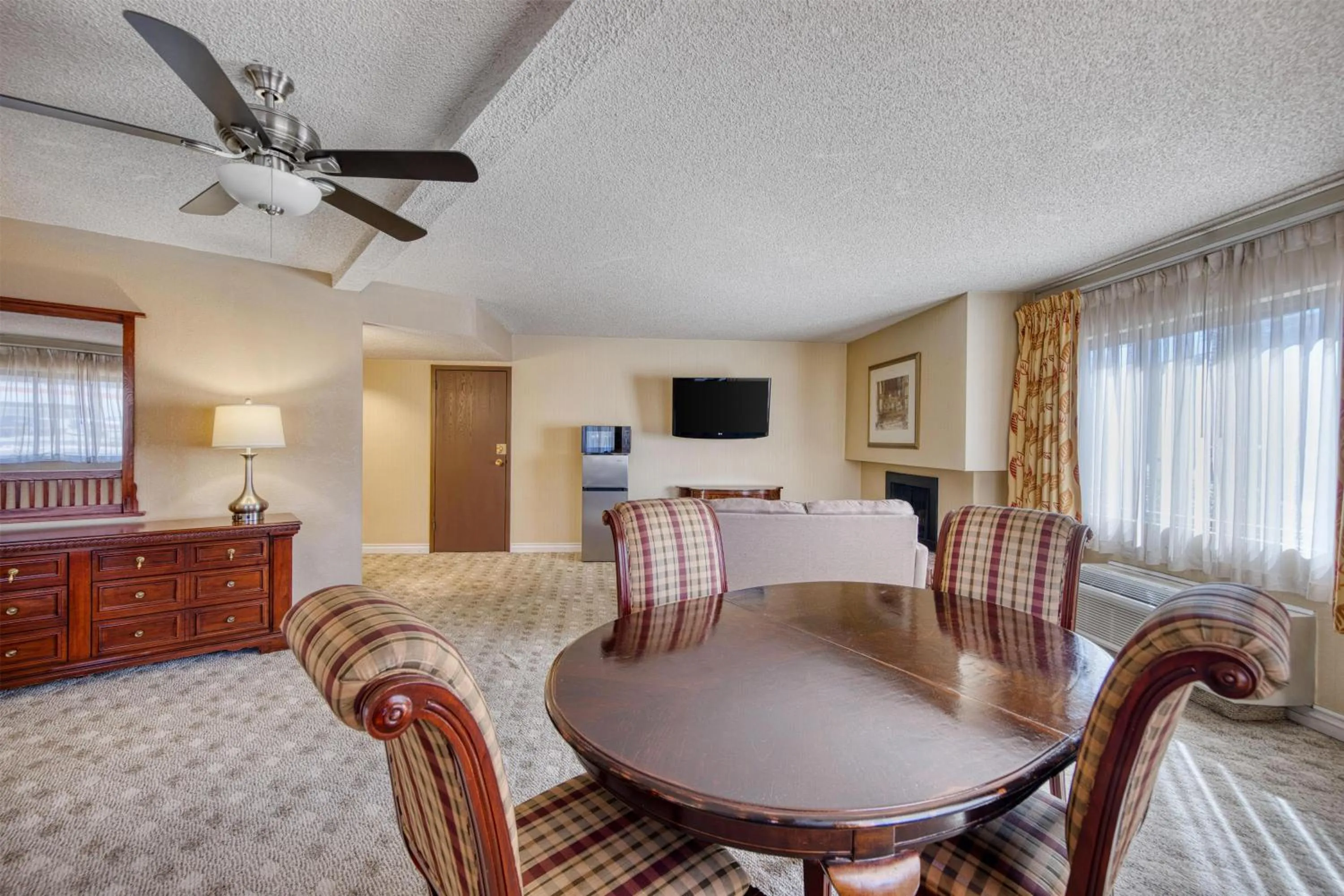 Bedroom in SureStay Plus Hotel by Best Western Reno Airport