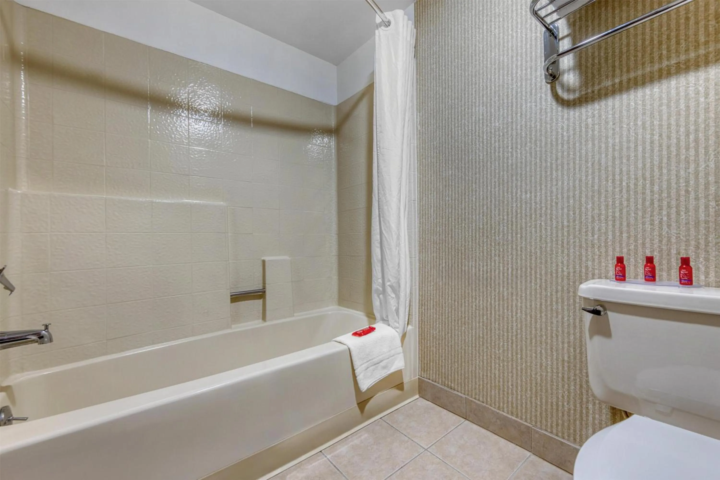 Bathroom in SureStay Plus Hotel by Best Western Reno Airport