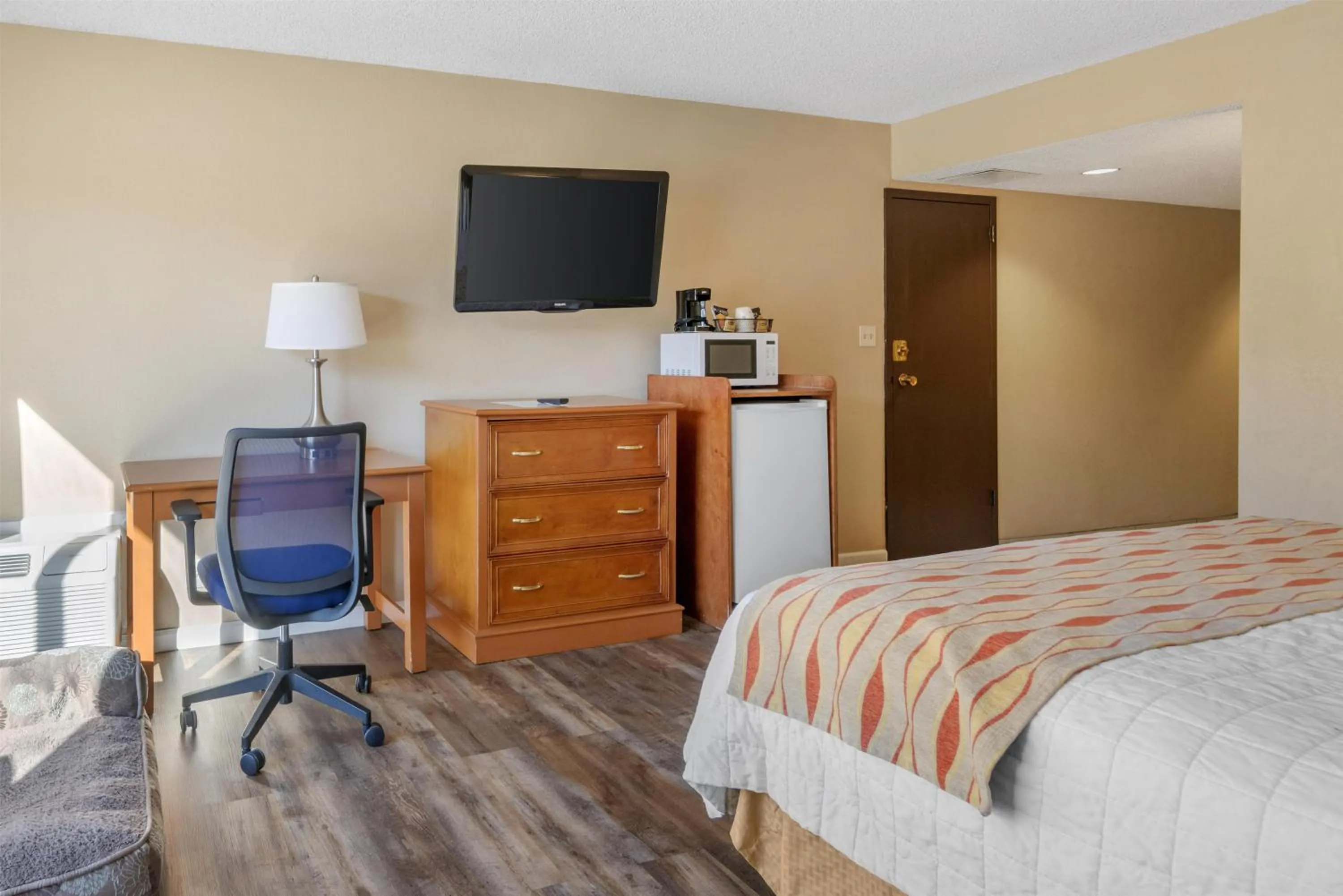 Bedroom, Bed in SureStay Plus Hotel by Best Western Reno Airport