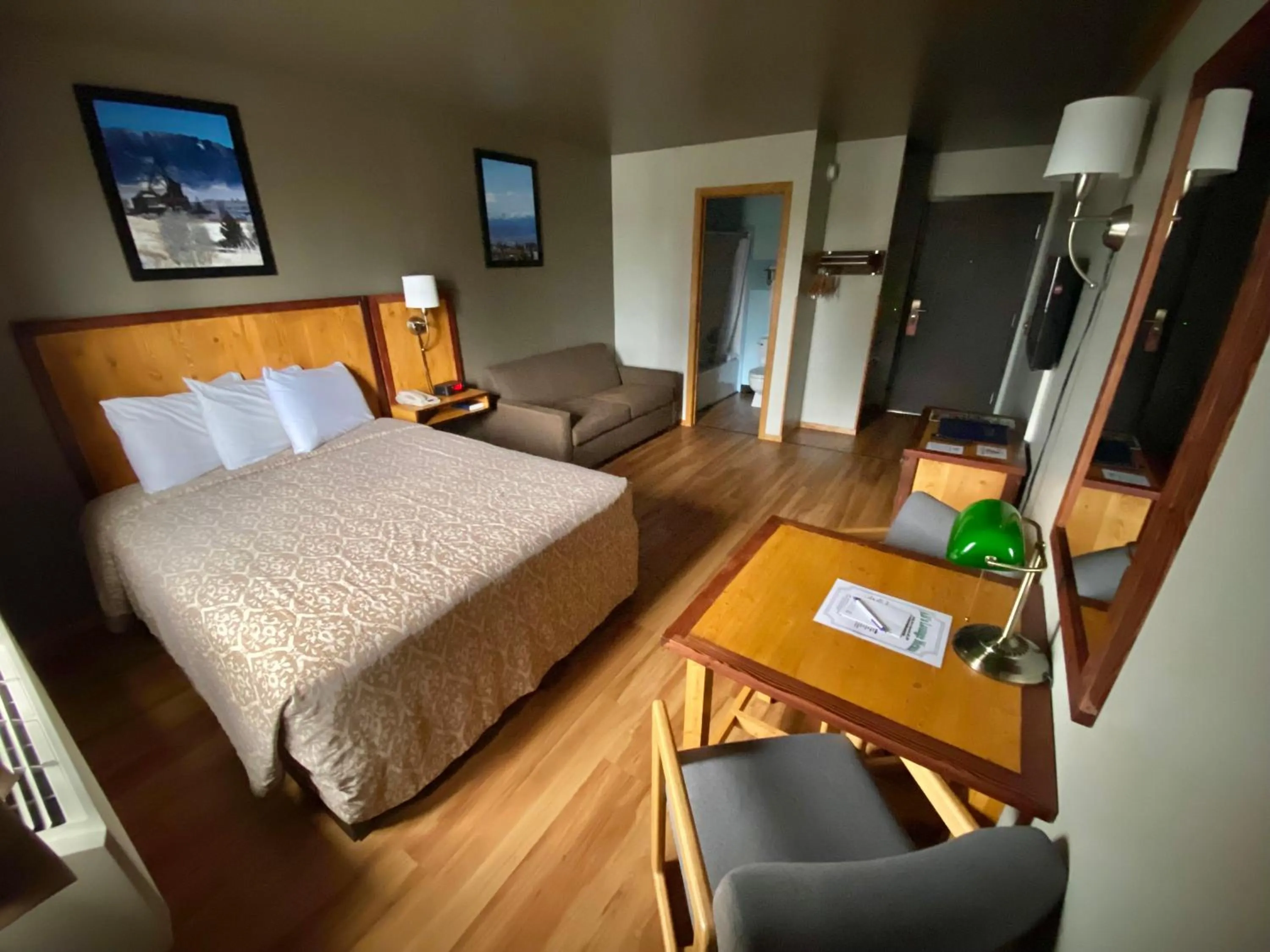 Photo of the whole room, Bed in Rocker Inn