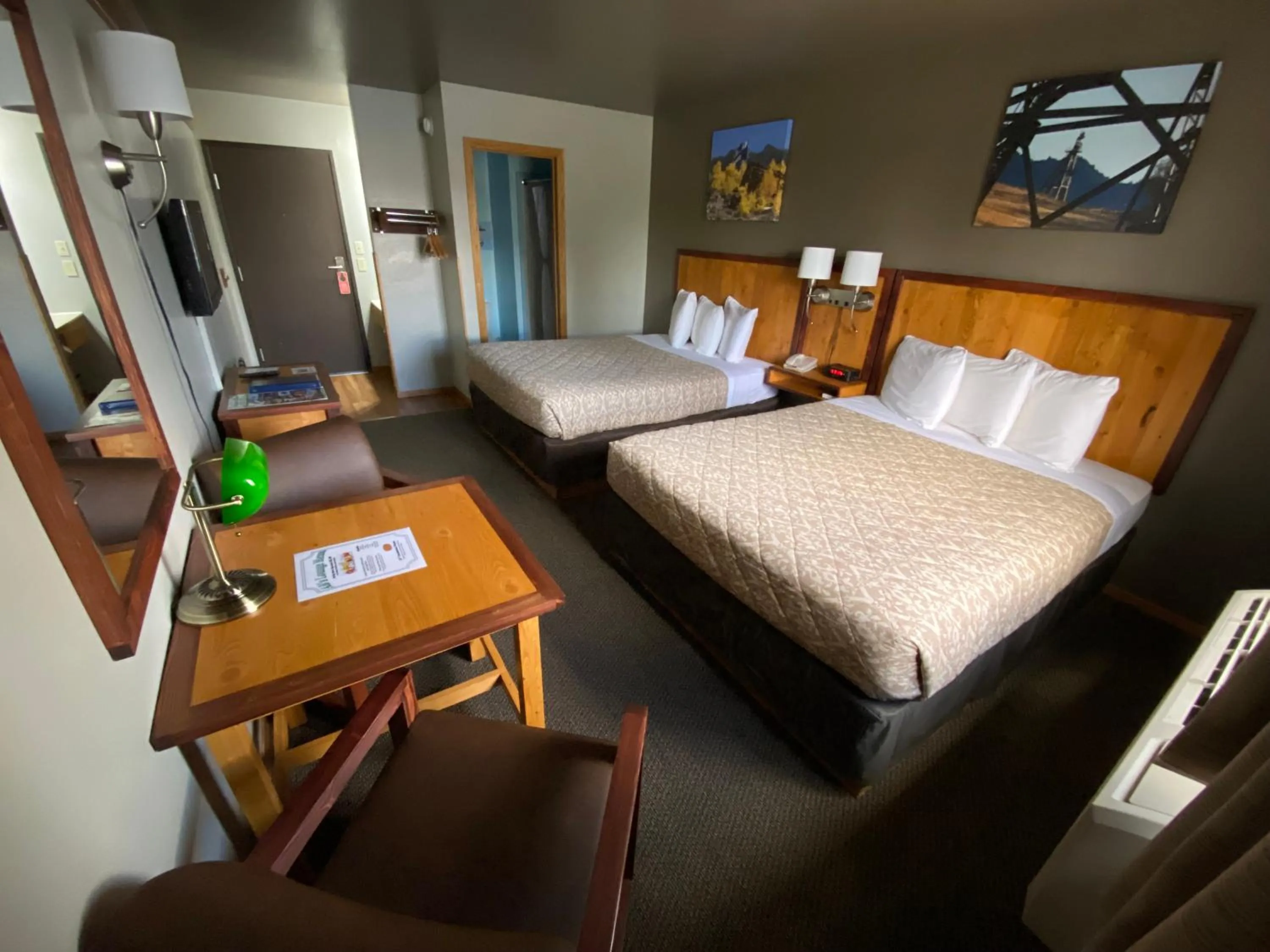 Photo of the whole room, Bed in Rocker Inn