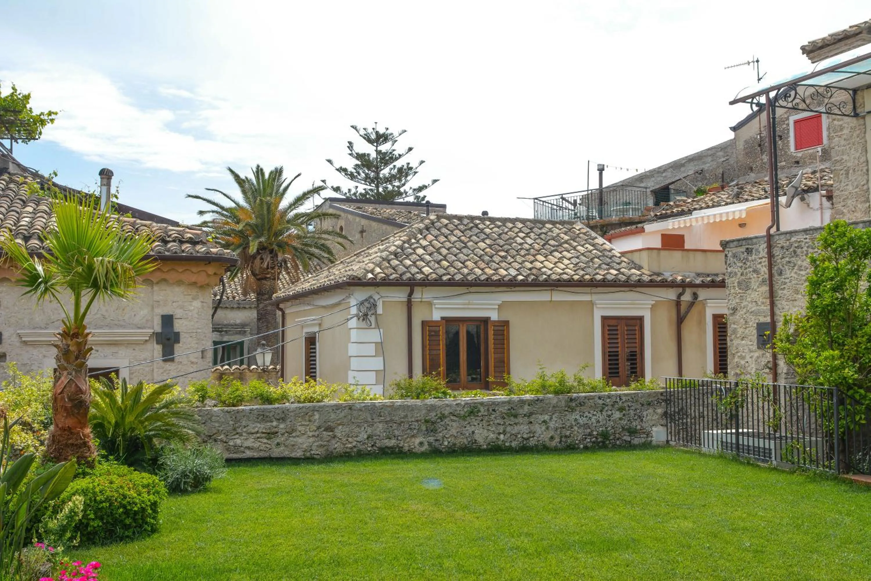 Garden in Palazzo Candida B&B