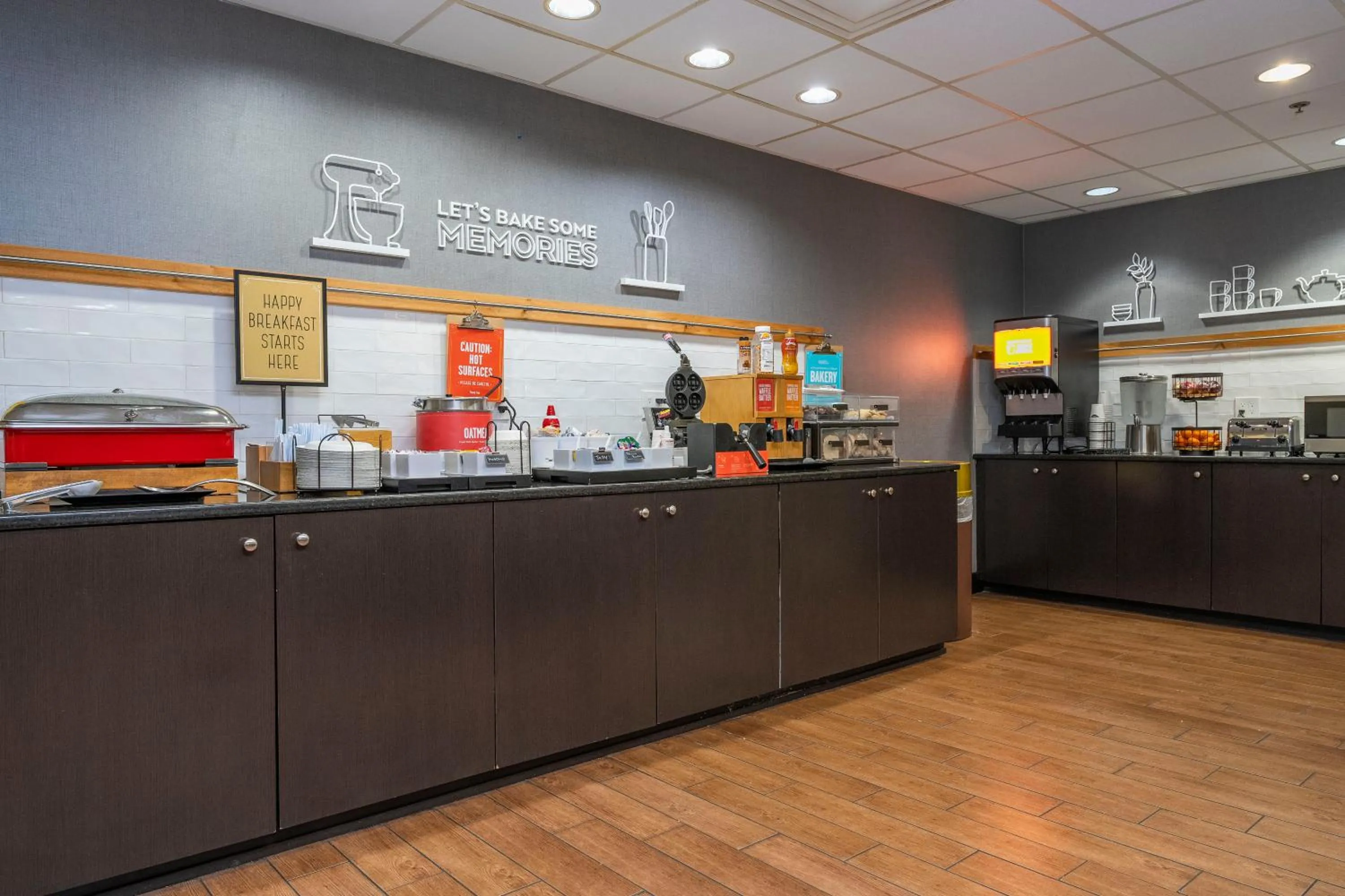 Buffet breakfast in Hampton Inn by Hilton Spring Hill