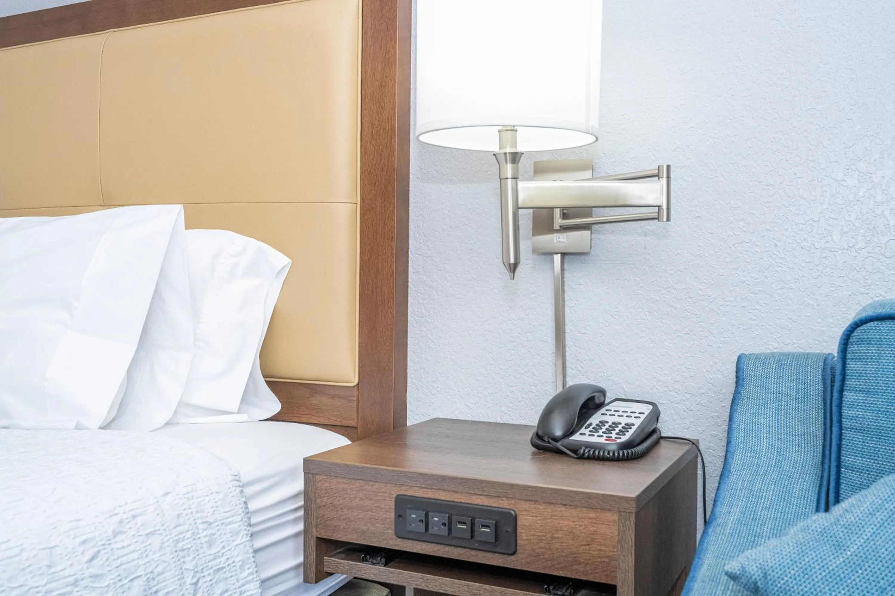 Bedroom, Bed in Hampton Inn by Hilton Spring Hill