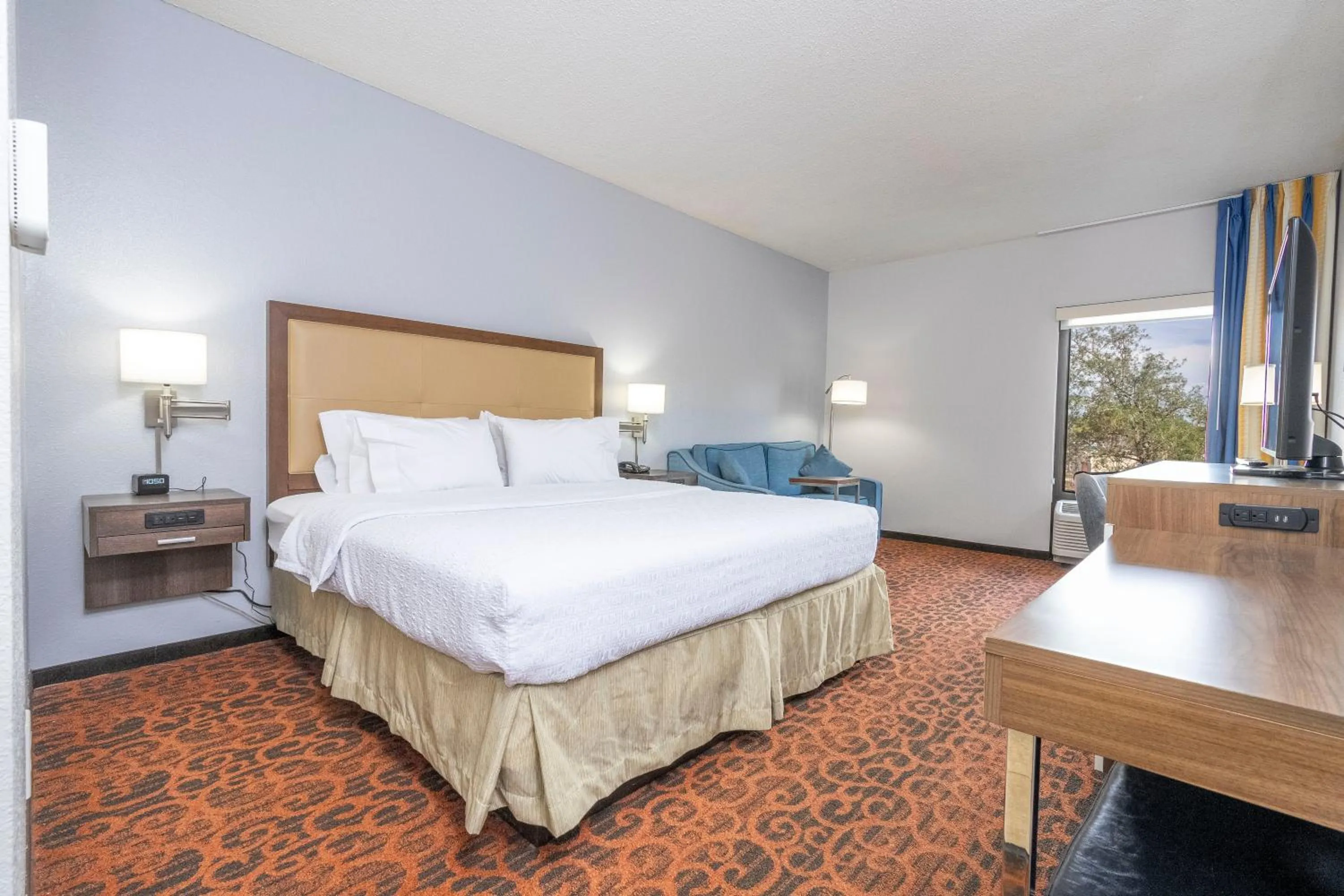 Bedroom, Bed in Hampton Inn by Hilton Spring Hill