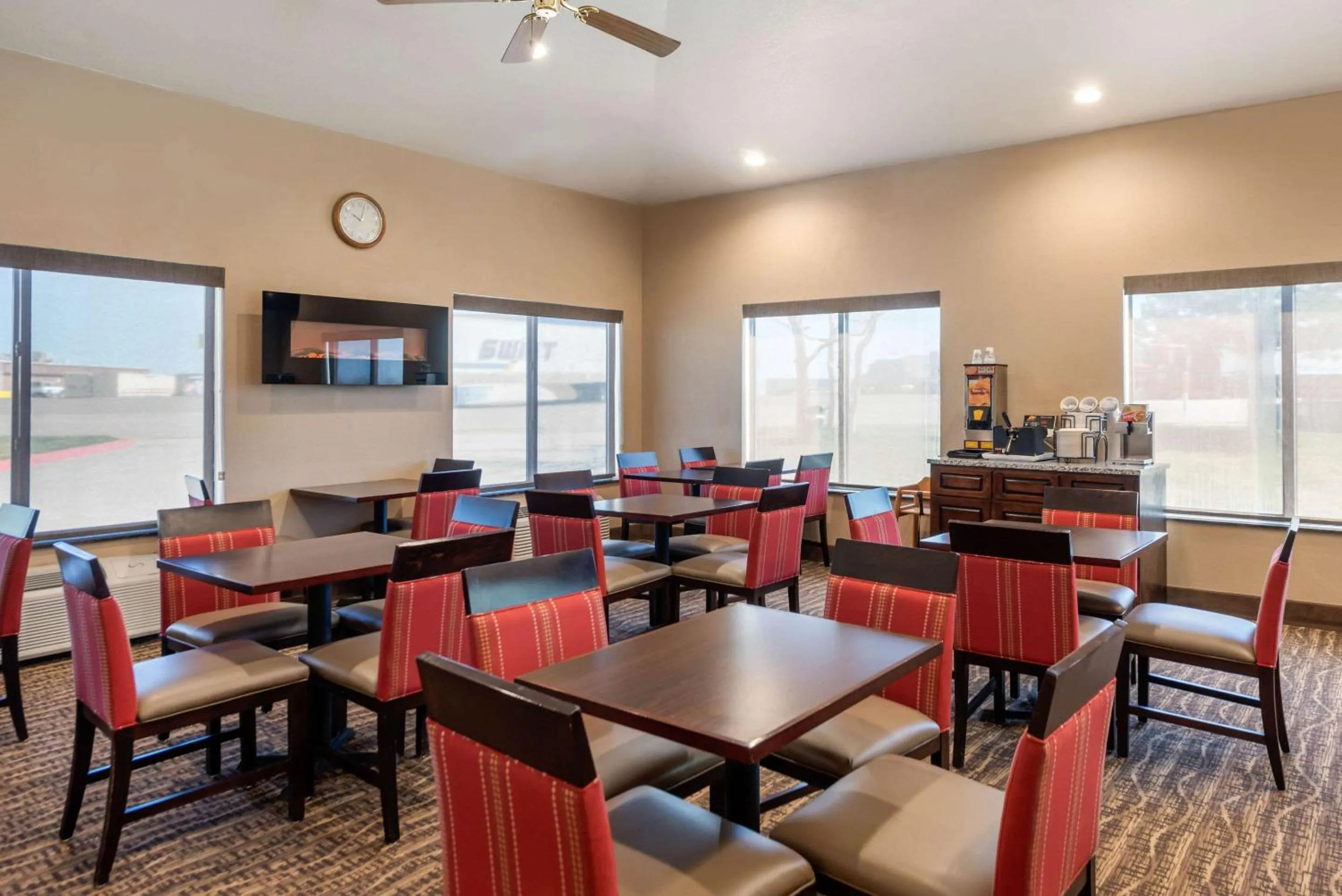 Restaurant/places to eat in Comfort Inn Limon