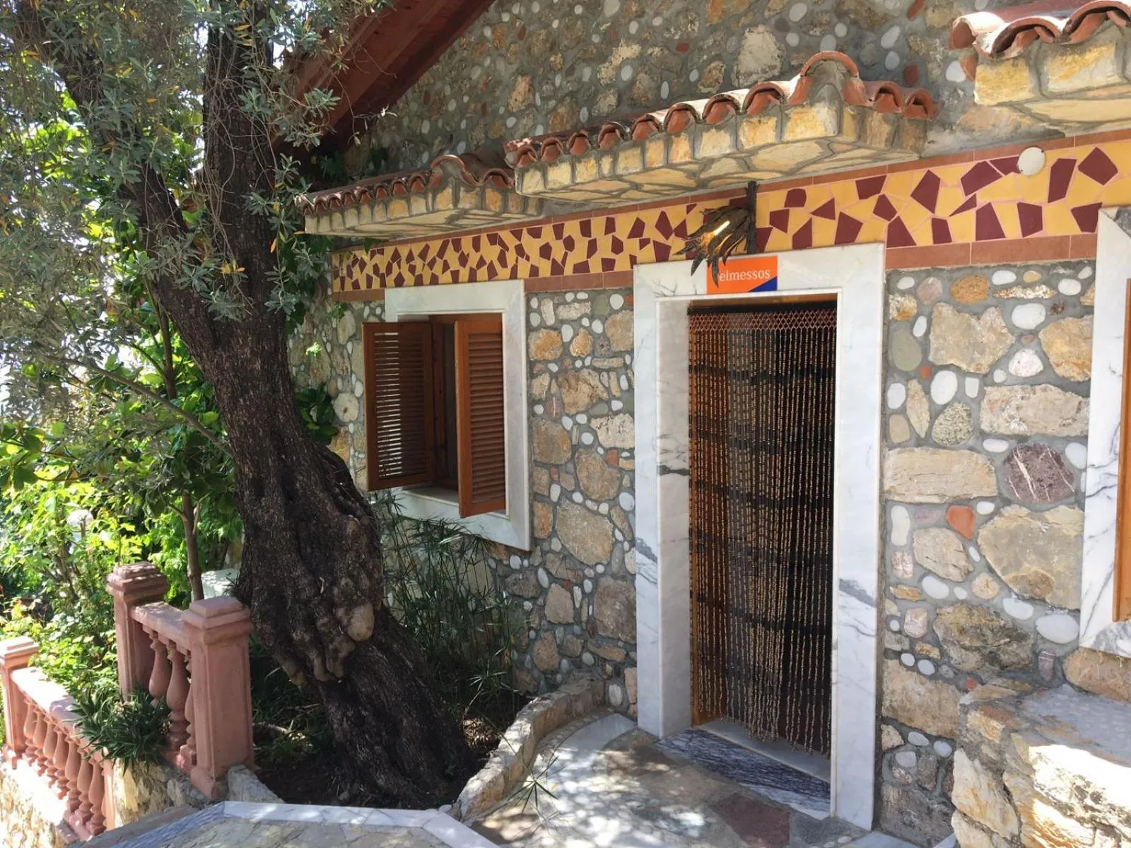 Facade/entrance in Villa Symbola