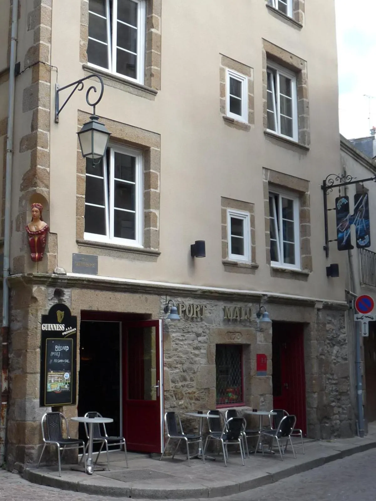 Facade/entrance in Le Port Malo