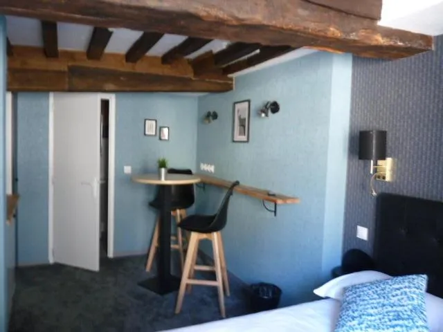 Dining area in Le Port Malo