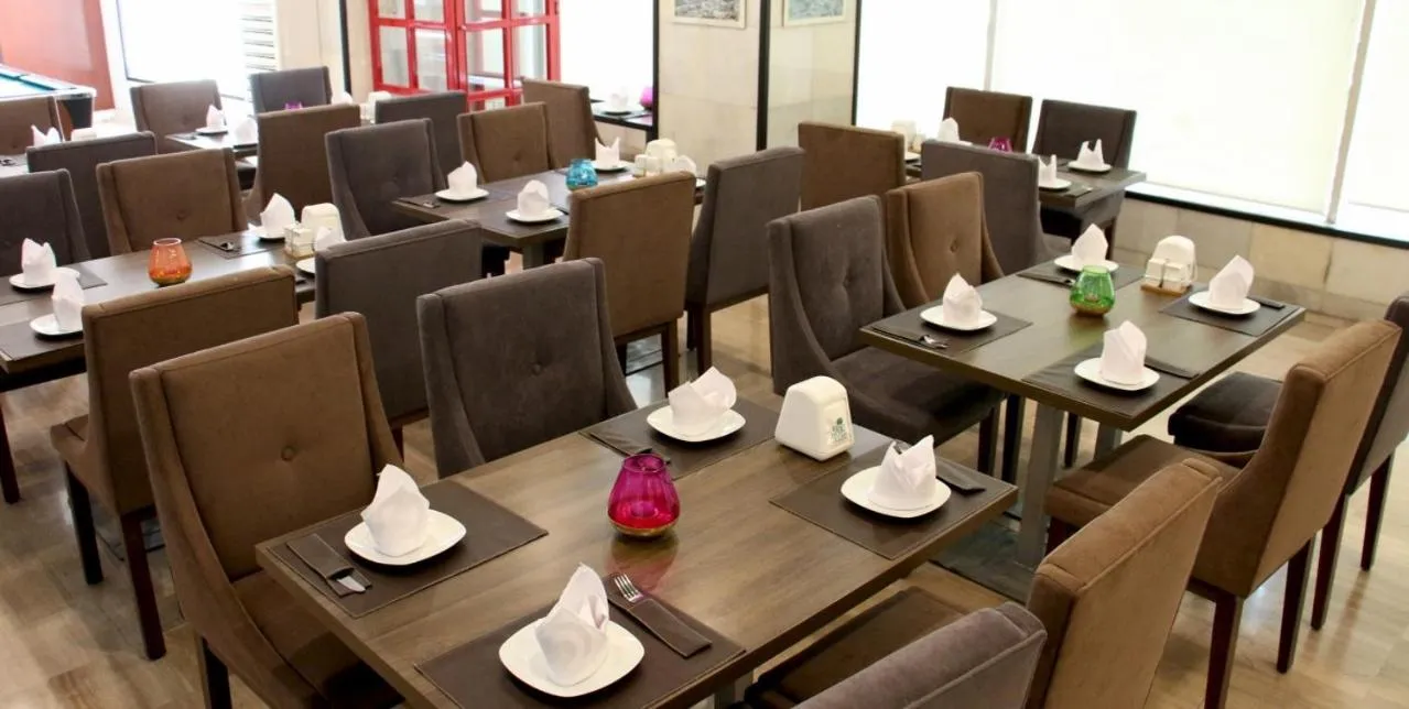 Restaurant/places to eat in Eden Hotel