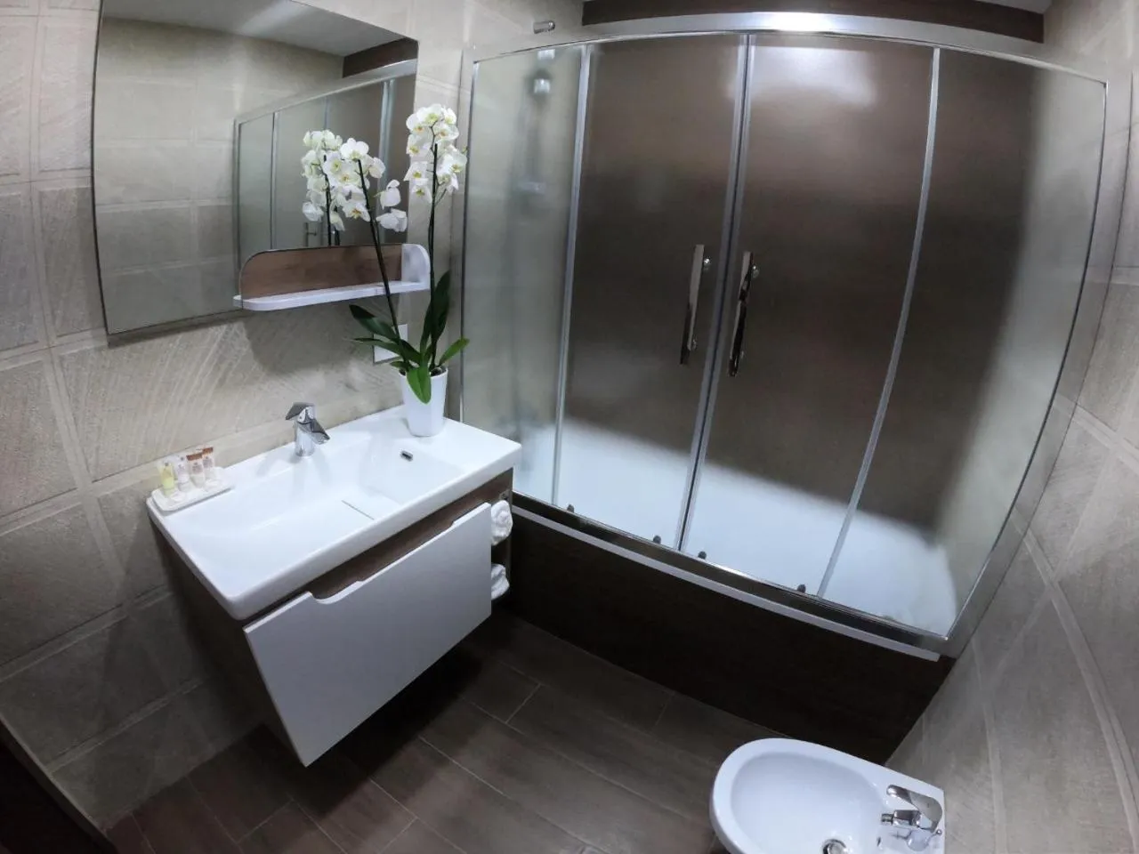 Hot Tub in Eden Hotel