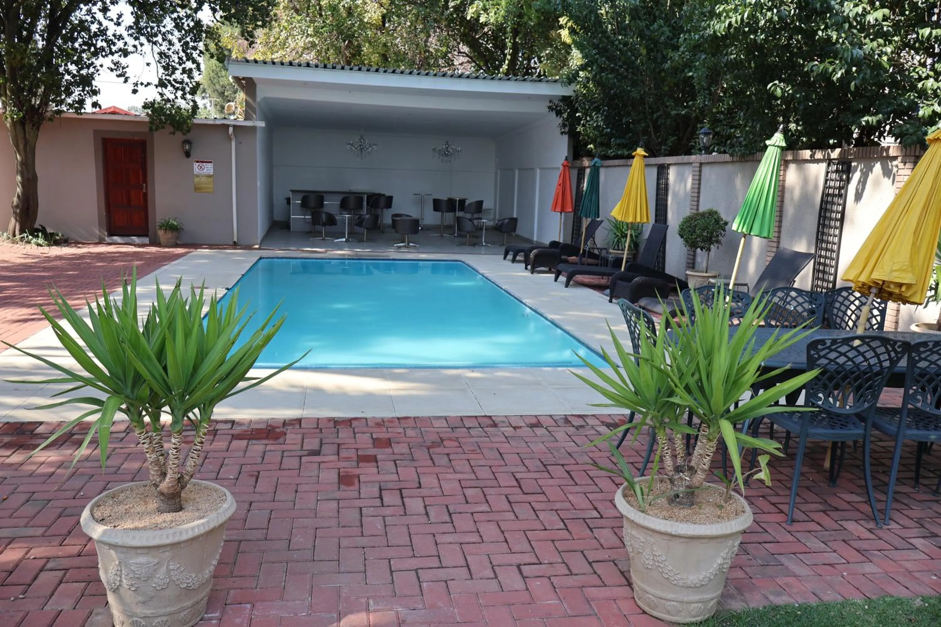 Swimming pool in Airport Gardens Boutique Hotel