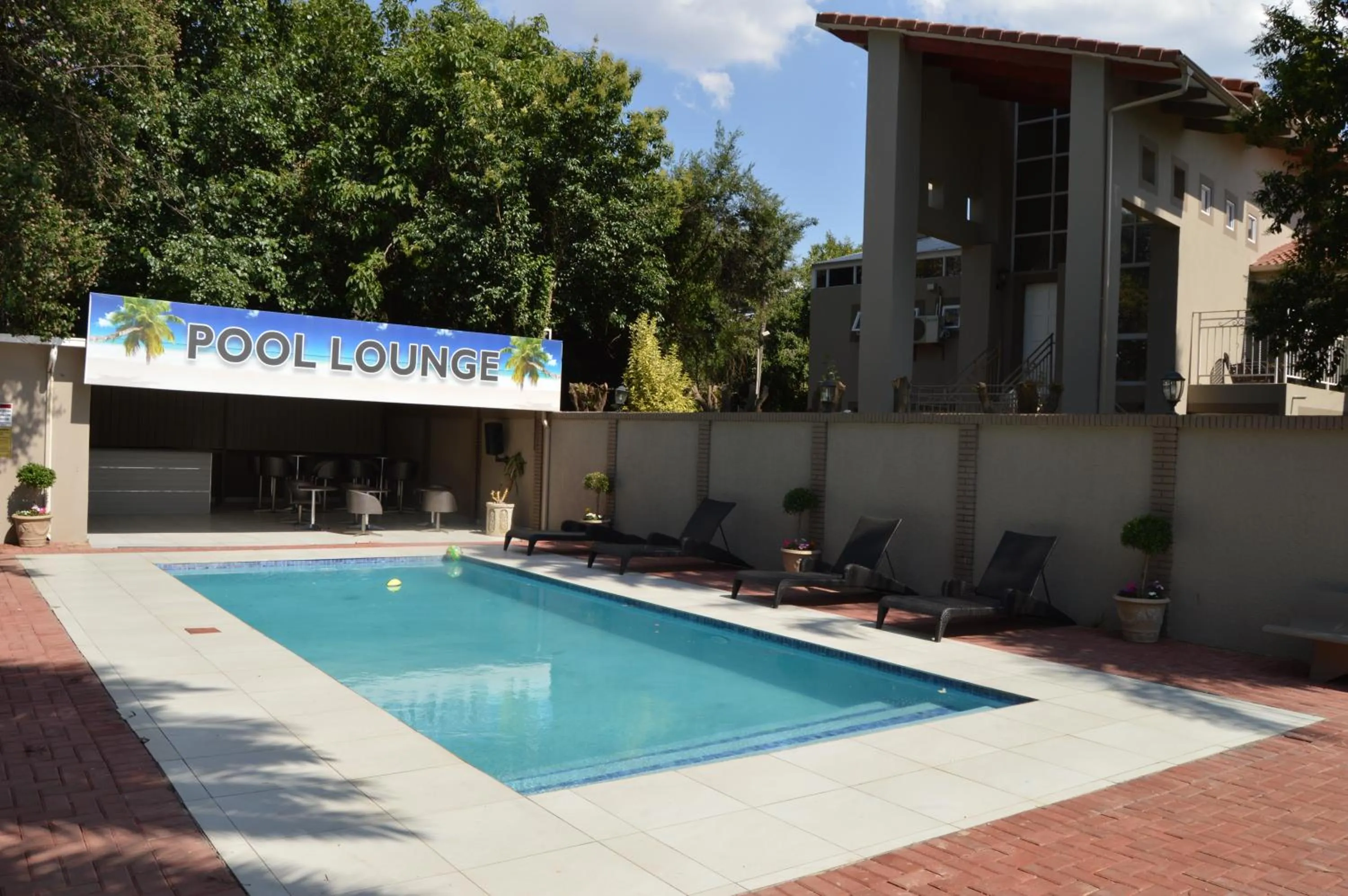 Swimming pool in Airport Gardens Boutique Hotel