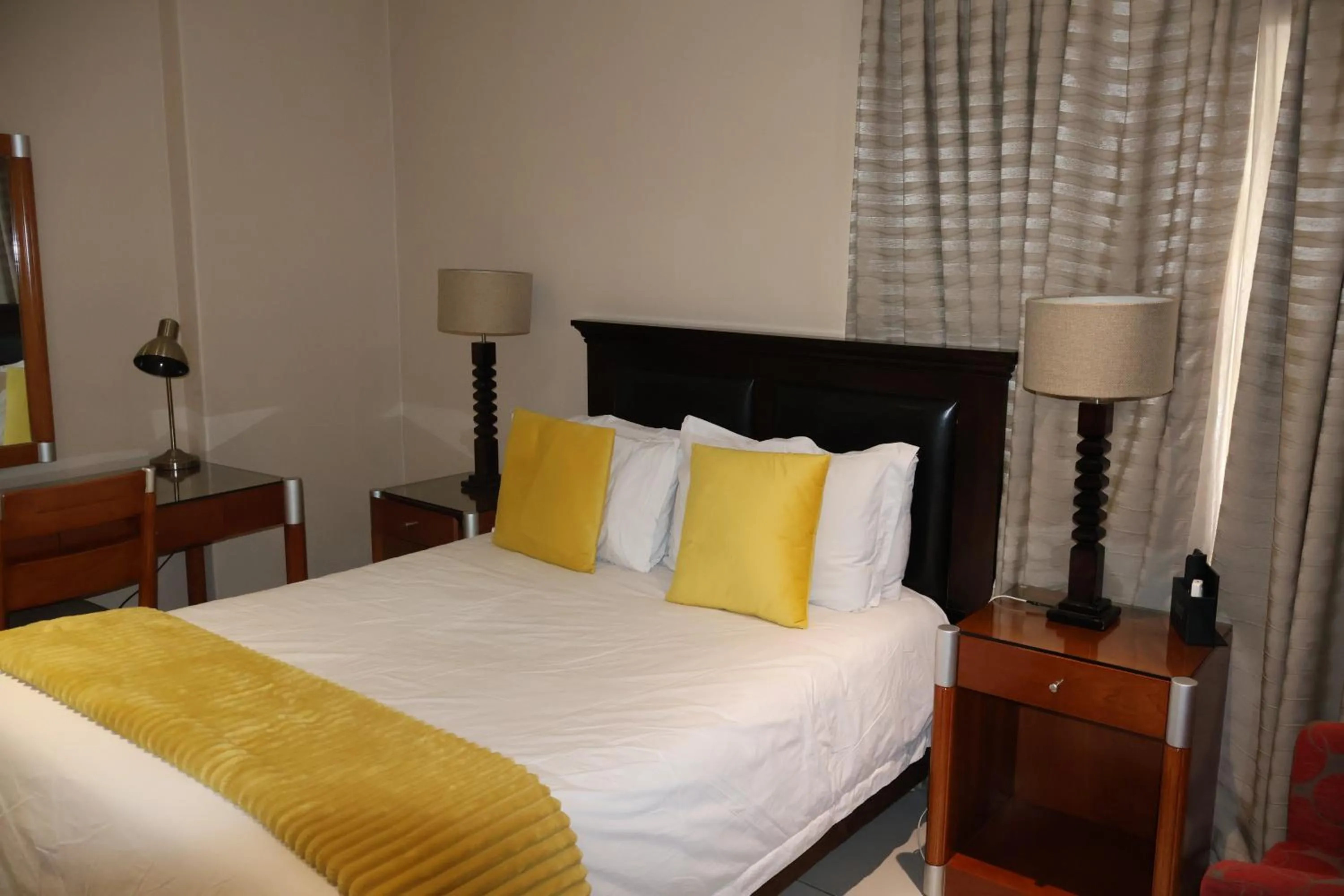 Bedroom, Bed in Airport Gardens Boutique Hotel