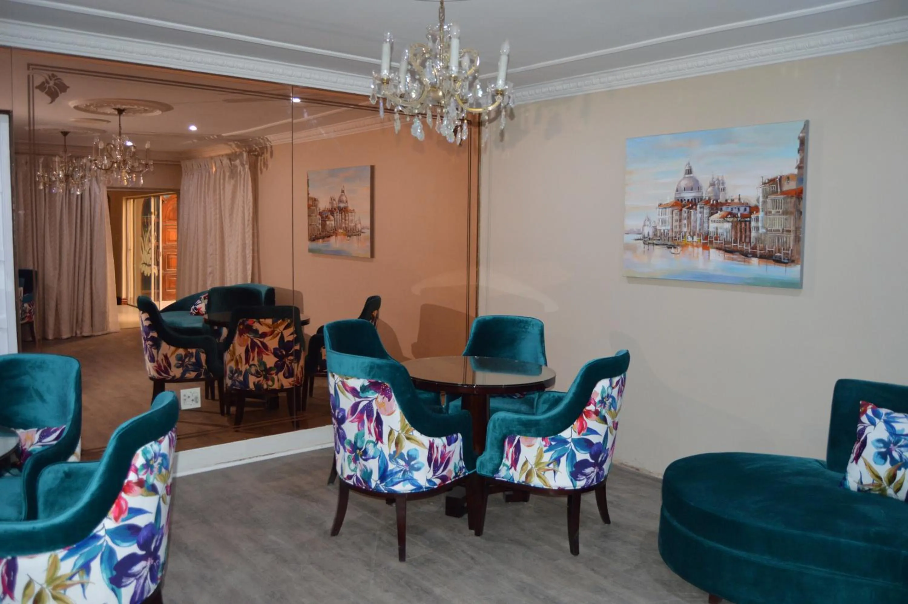 Seating area in Airport Gardens Boutique Hotel